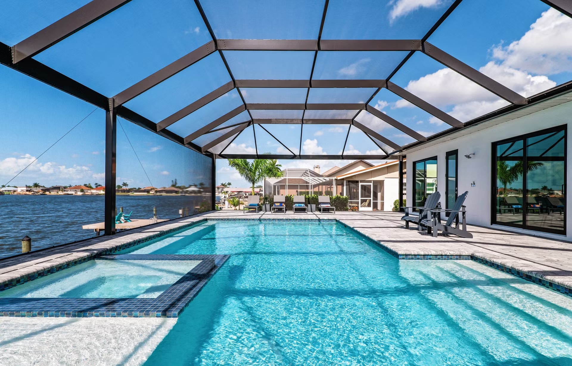 Moderne Waterfront-Villa mit Salzwasserpool, Spa und privatem Bootssteg.