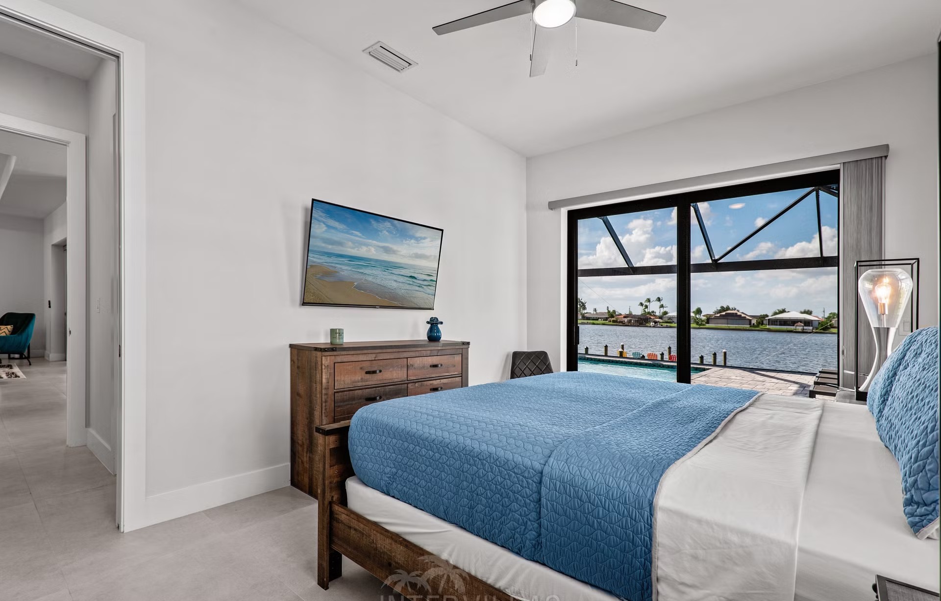 Moderne Waterfront-Villa mit Salzwasserpool, Spa und privatem Bootssteg.