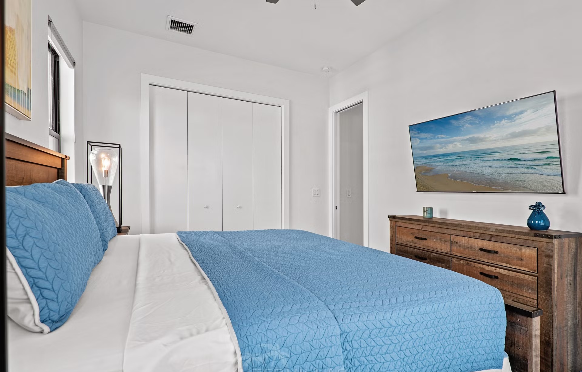 Moderne Waterfront-Villa mit Salzwasserpool, Spa und privatem Bootssteg.