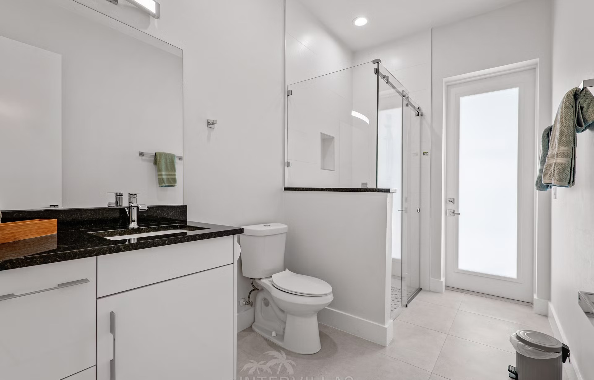 Moderne Waterfront-Villa in Cape Coral mit Salzwasserpool, Spa und privatem Dock.