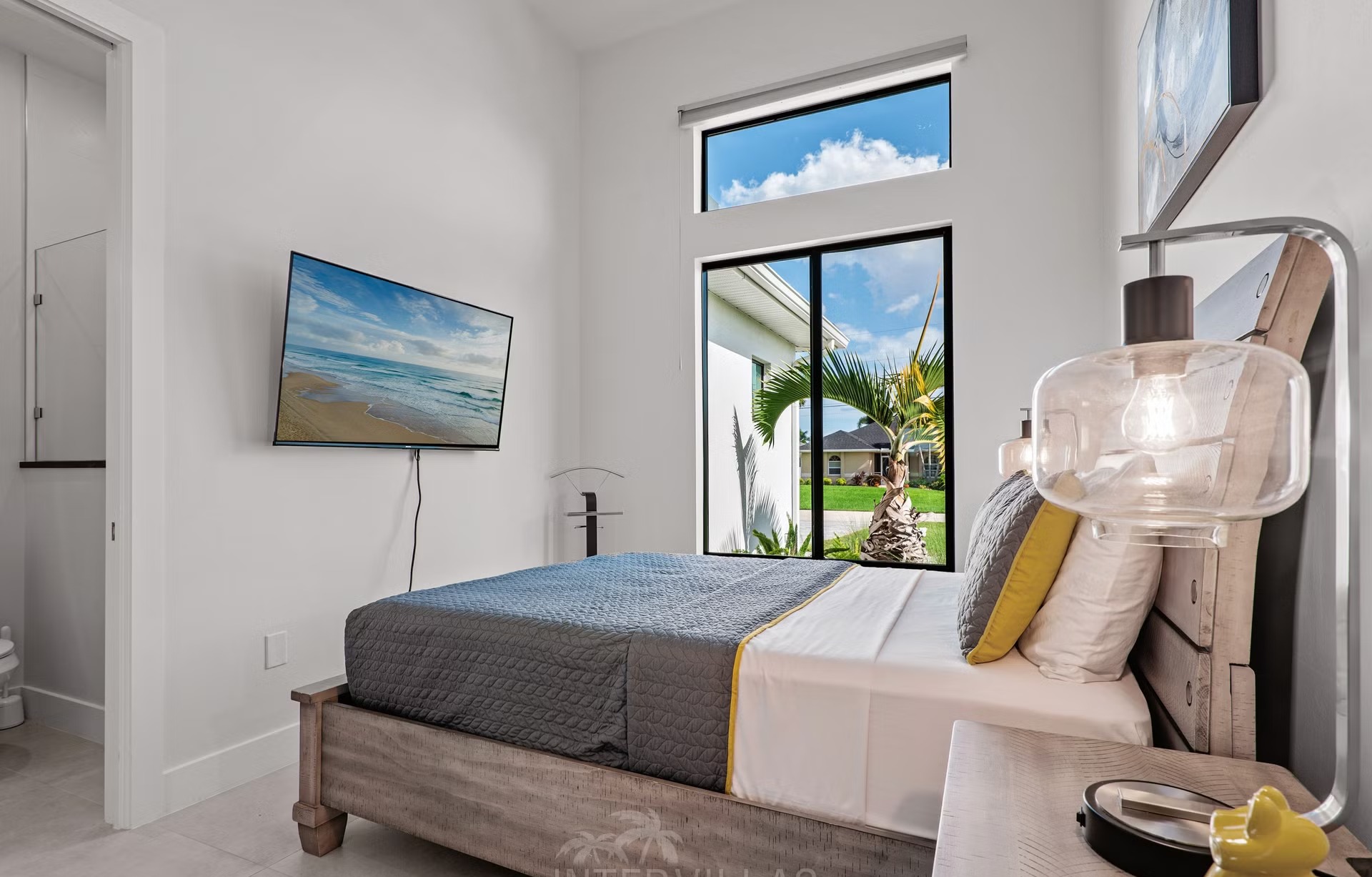 Moderne Waterfront-Villa mit Salzwasser-Pool, Spa und privatem Dock.