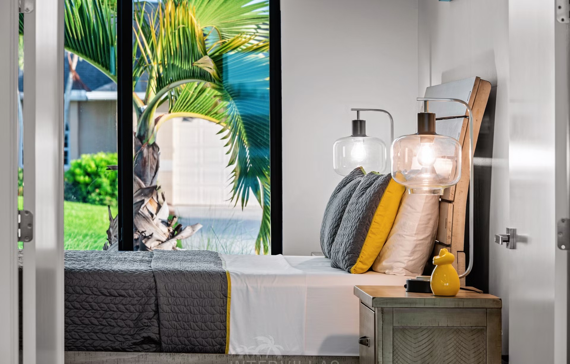 Moderne Waterfront-Villa in Cape Coral mit Salzwasser-Pool, Spa und privatem Dock.