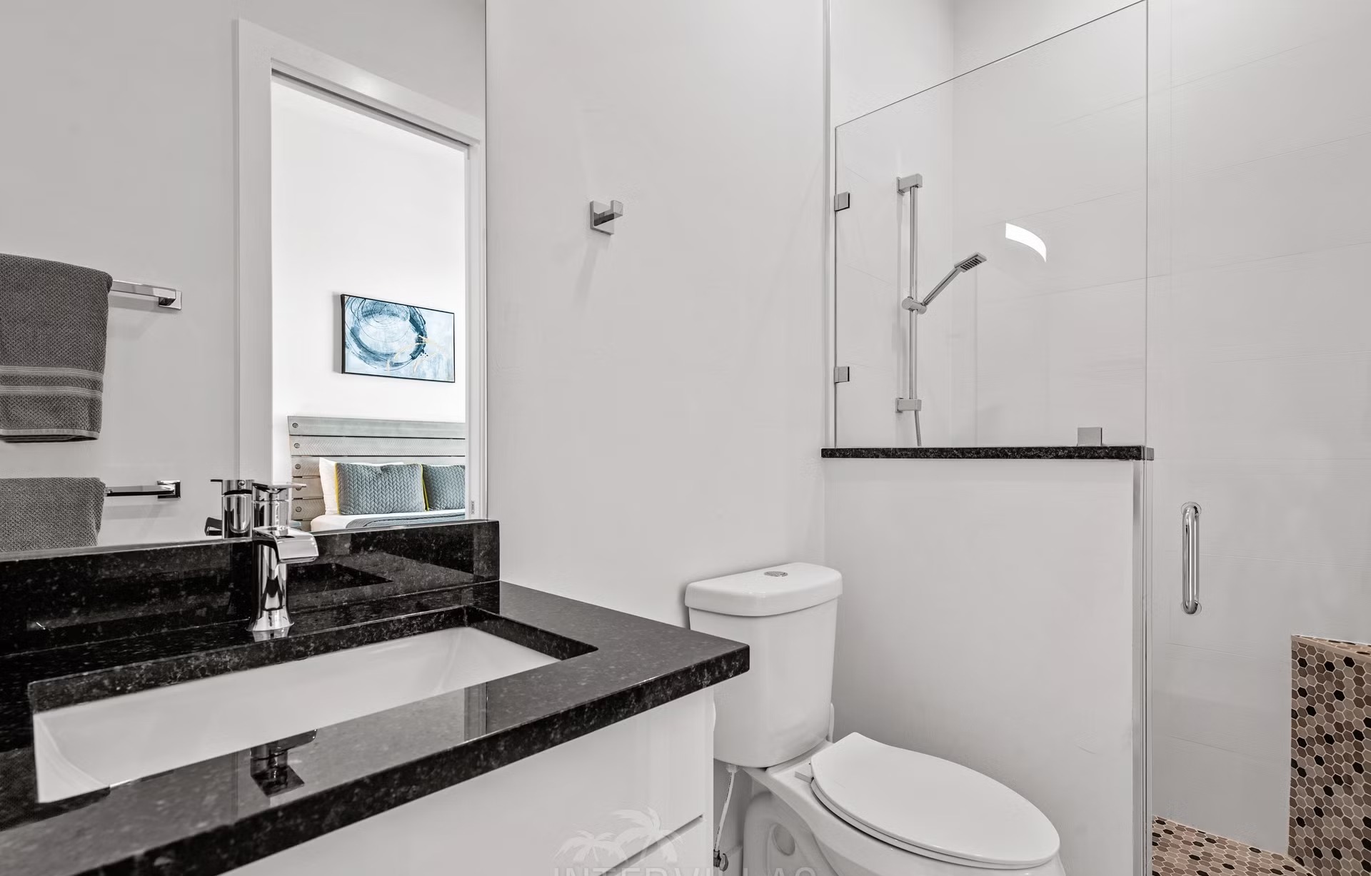 Moderne Waterfront-Villa mit Salzwasserpool, Spa und privatem Bootssteg.