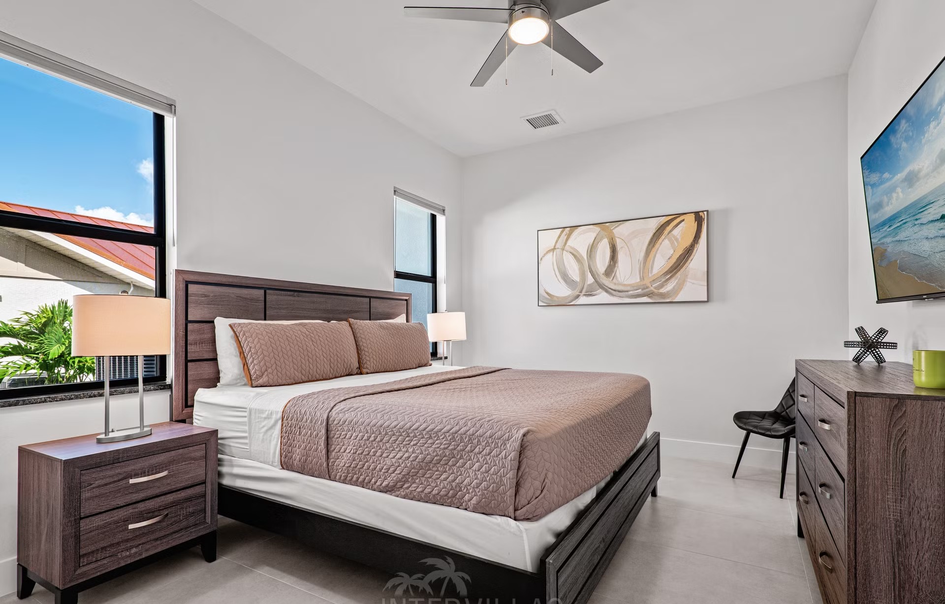 Moderne Waterfront-Villa mit Salzwasserpool, Spa und privatem Bootssteg.