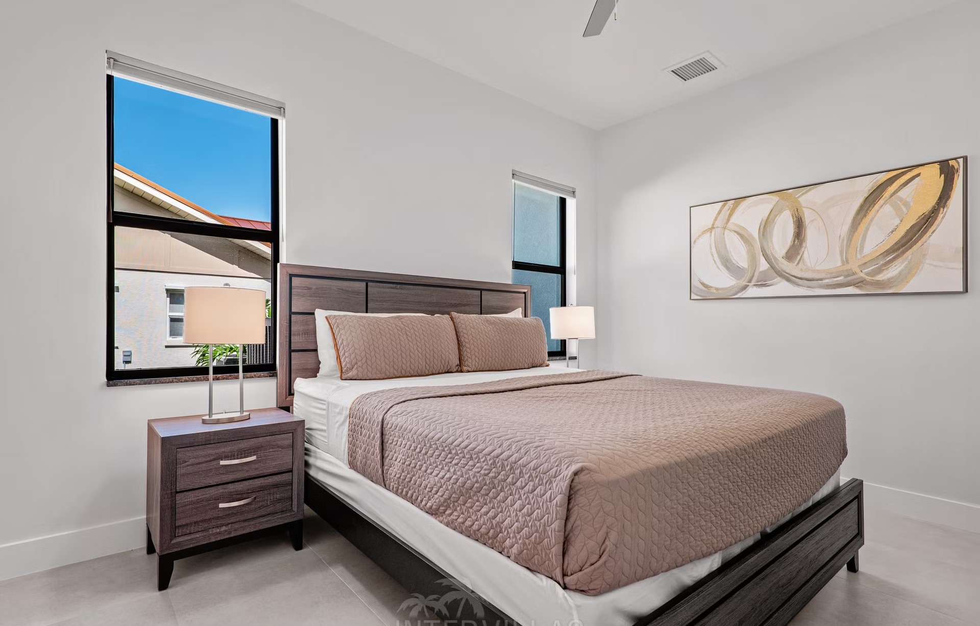 Moderne Waterfront-Villa mit Salzwasser-Pool, Spa und privatem Bootssteg.