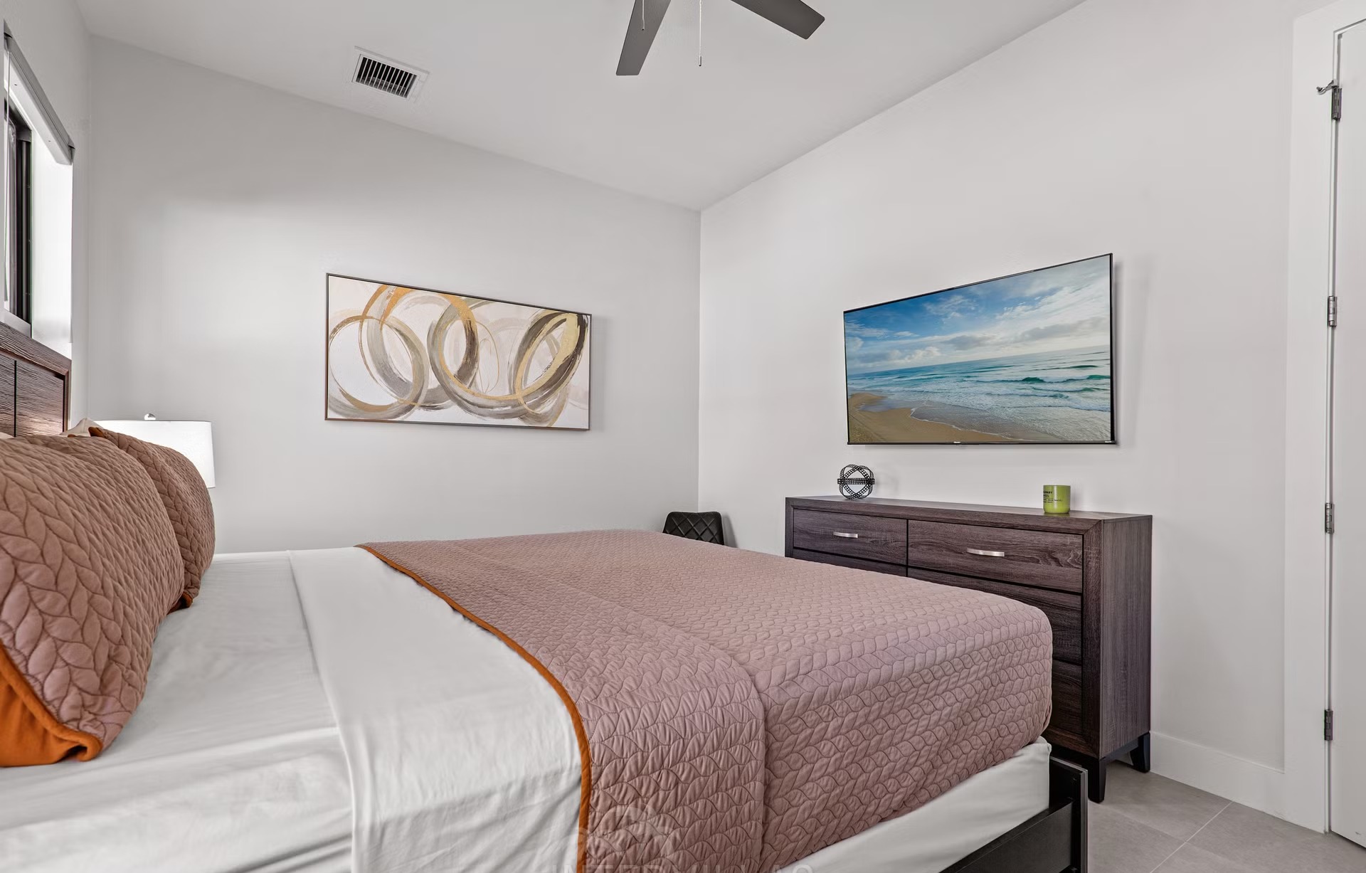 Moderne Waterfront-Villa in Cape Coral mit Salzwasser-Pool, Spa und privatem Dock.