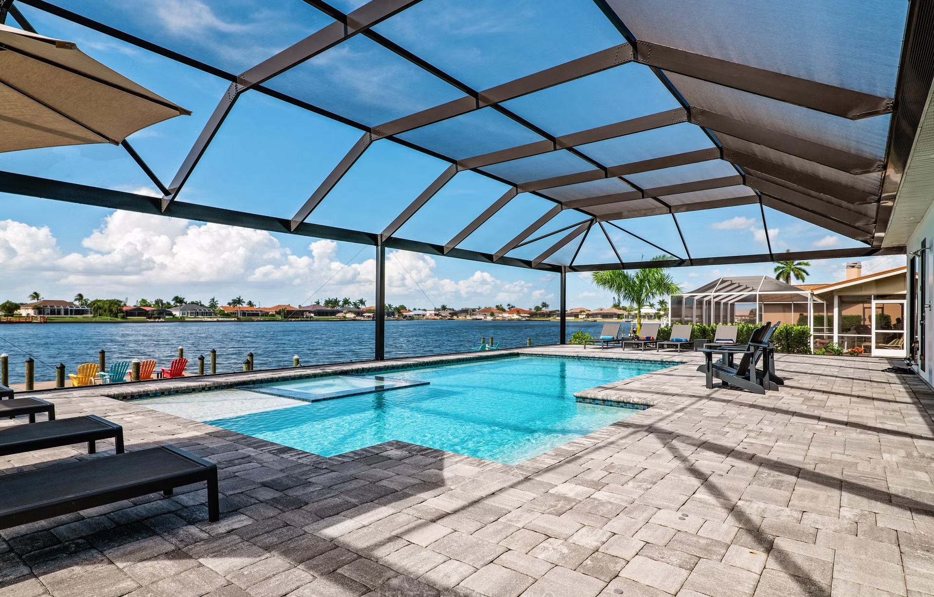 Moderne Waterfront-Villa mit Salzwasser-Pool, Spa und privatem Dock.