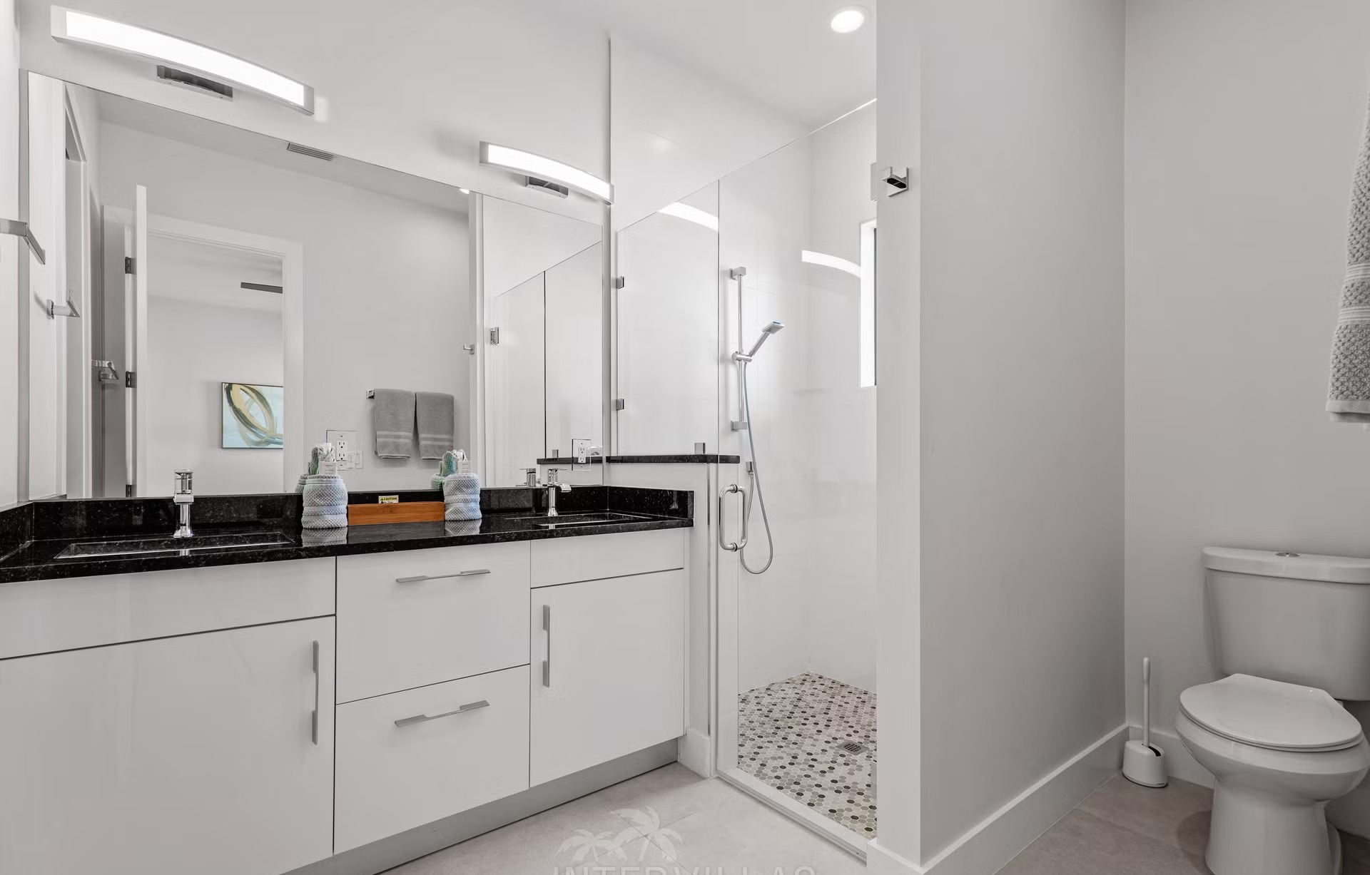 Moderne Waterfront-Villa mit Salzwasserpool, Spa und privatem Bootssteg in Cape Coral.