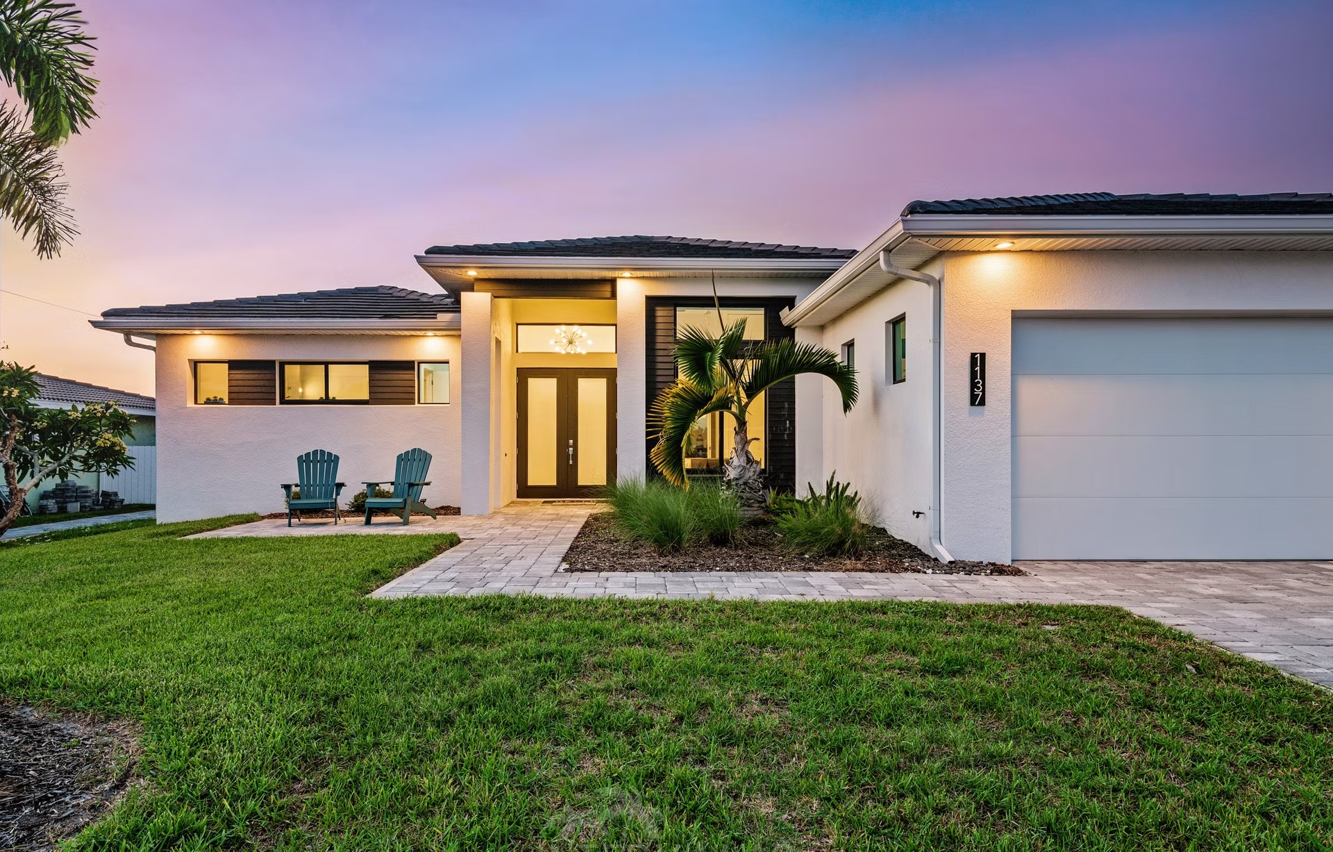 Moderne Waterfront-Villa mit Salzwasserpool, Spa und privatem Bootssteg.