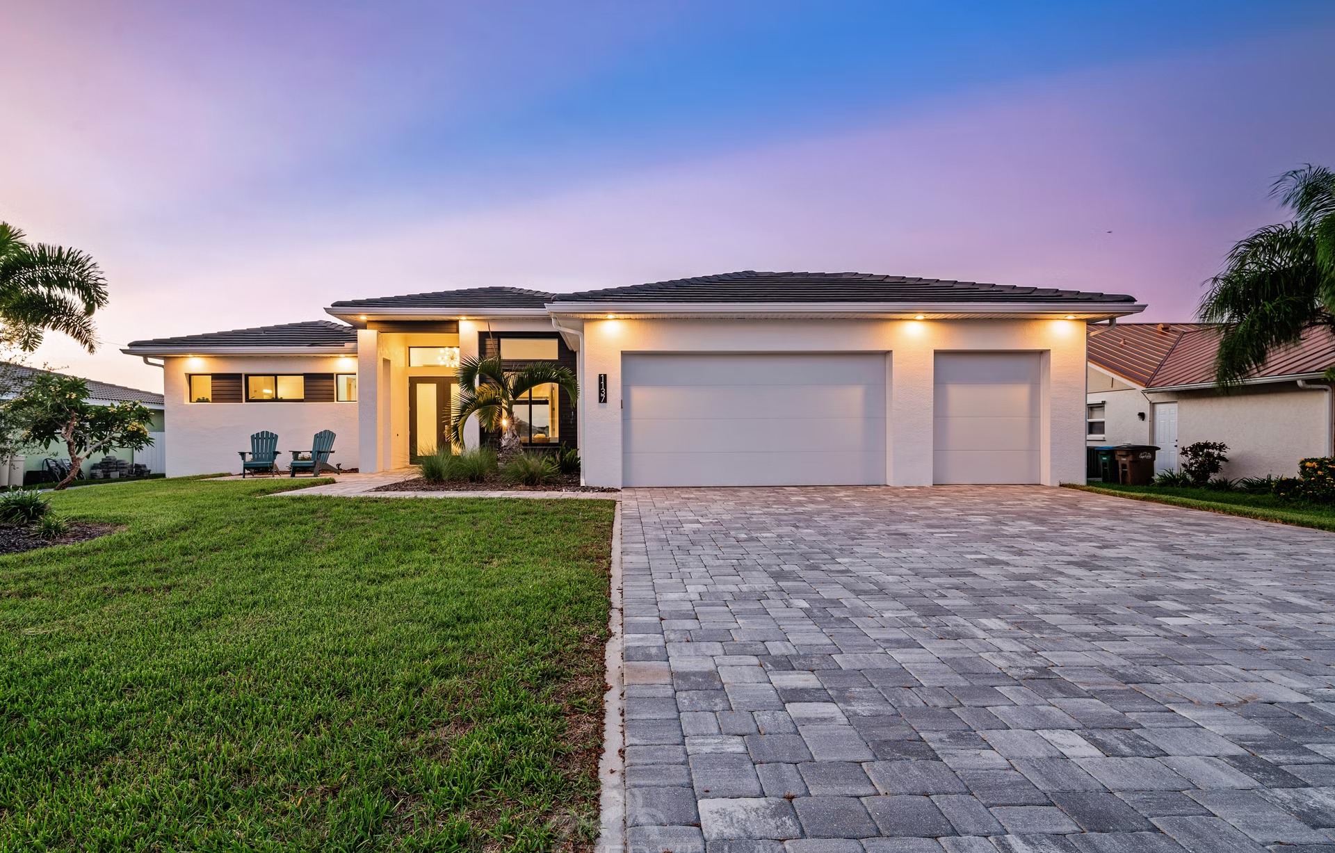 Moderne Waterfront-Villa in Cape Coral mit privatem Dock sowie Salzwasser-Pool und Spa.