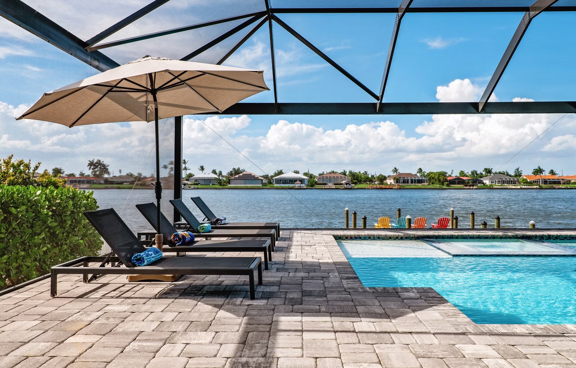 Moderne Waterfront-Villa mit Salzwasser-Pool, Spa und privatem Dock.