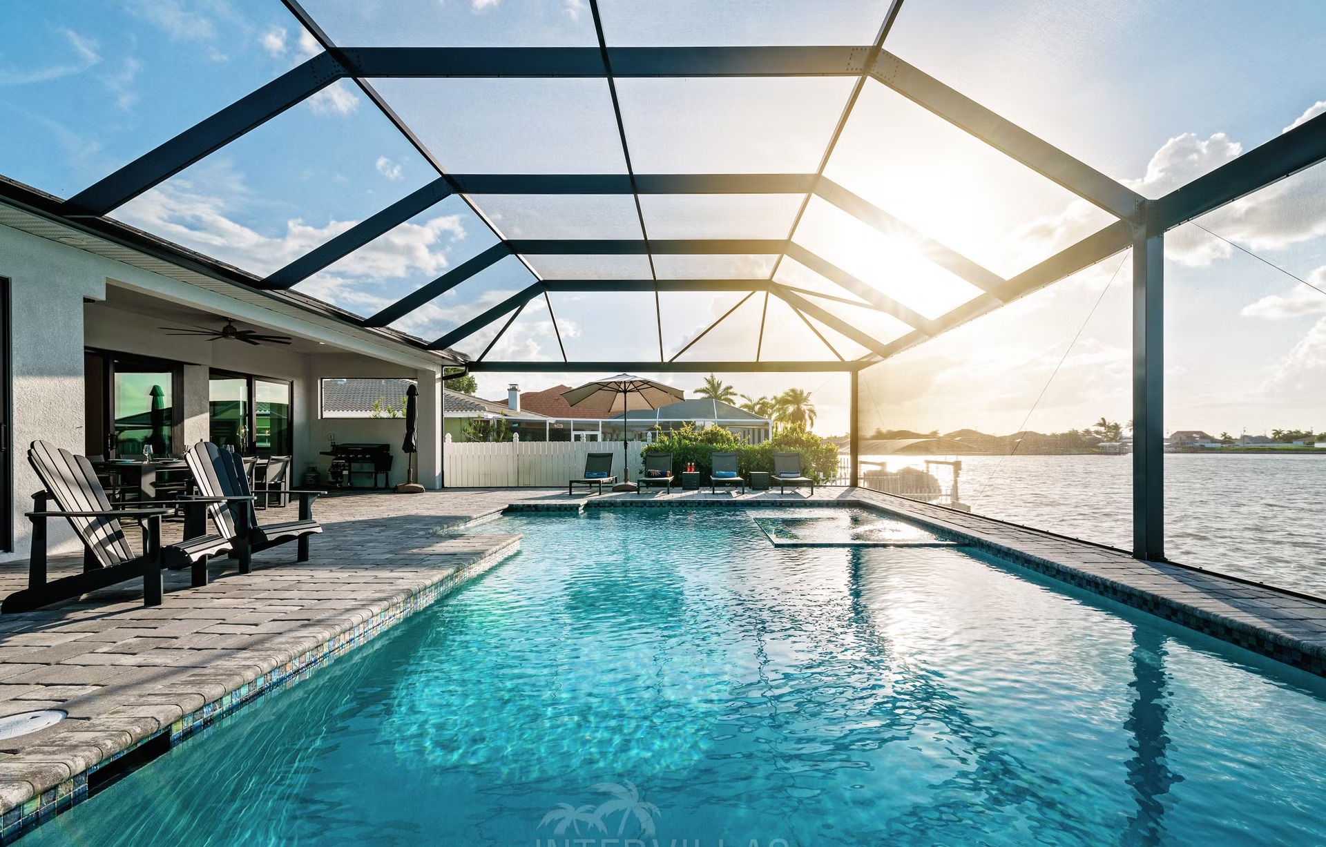 Moderne Waterfront-Villa mit Salzwasserpool, Spa und privatem Bootssteg.