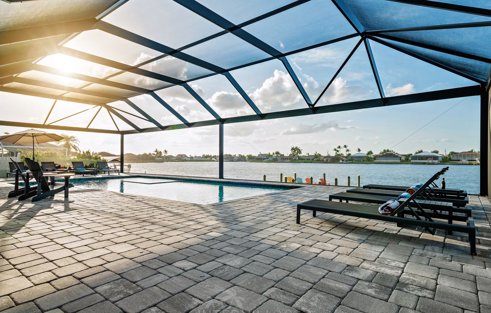 Moderne Waterfront-Villa mit Salzwasserpool, Spa und privatem Dock.