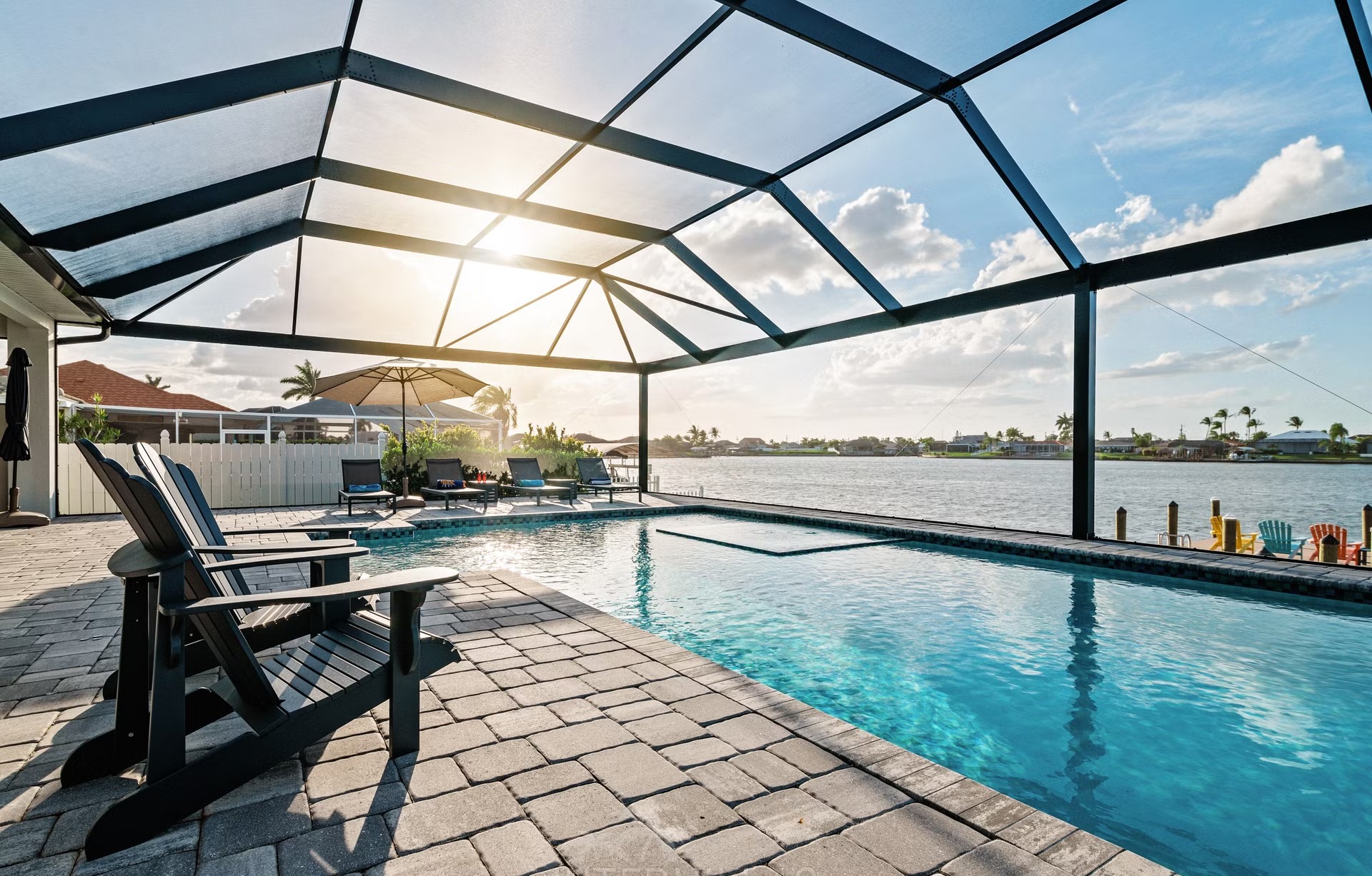 Moderne Waterfront-Villa mit Salzwasserpool, Spa und privatem Bootsdock.