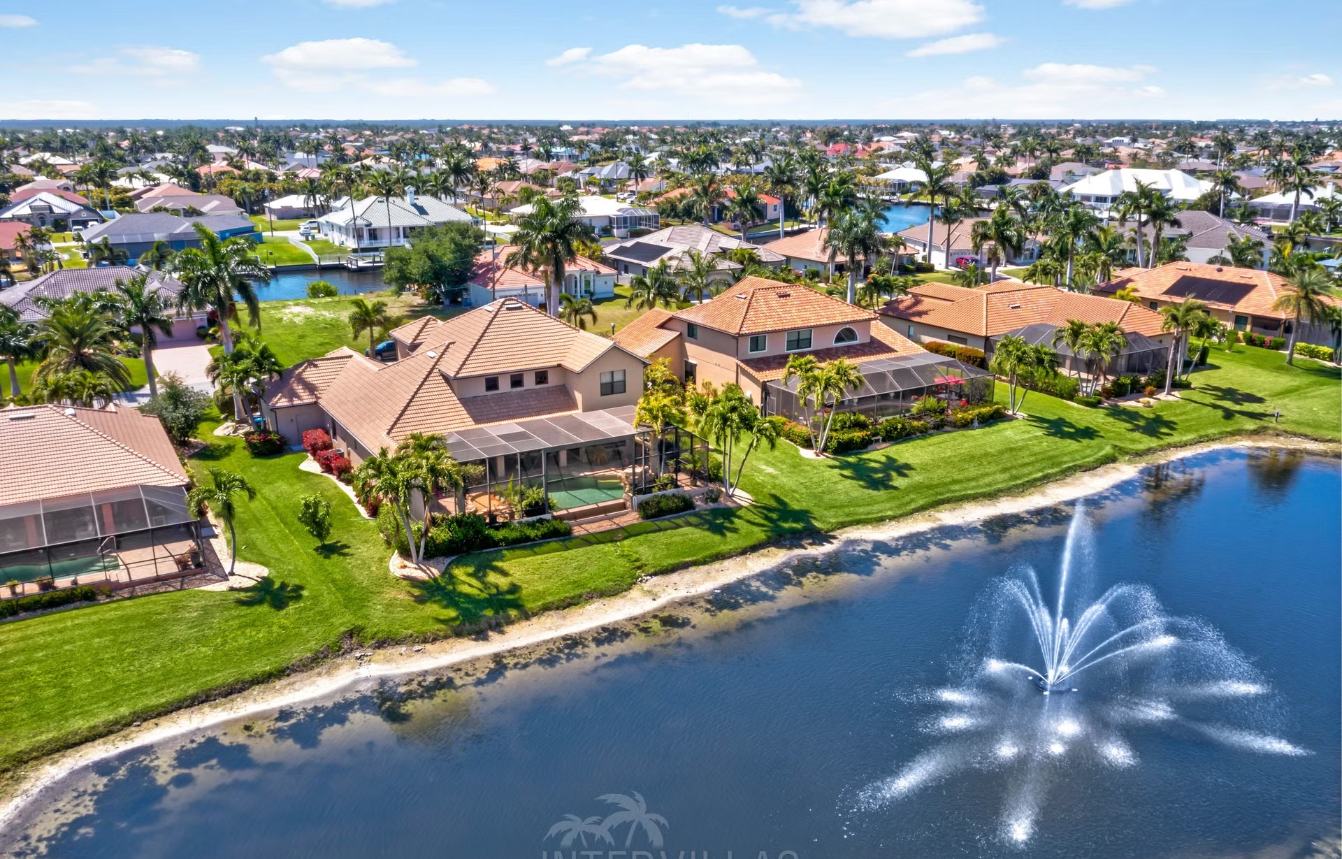 Infinity-Salzwasser-Pool mit Spa und Seeblick.