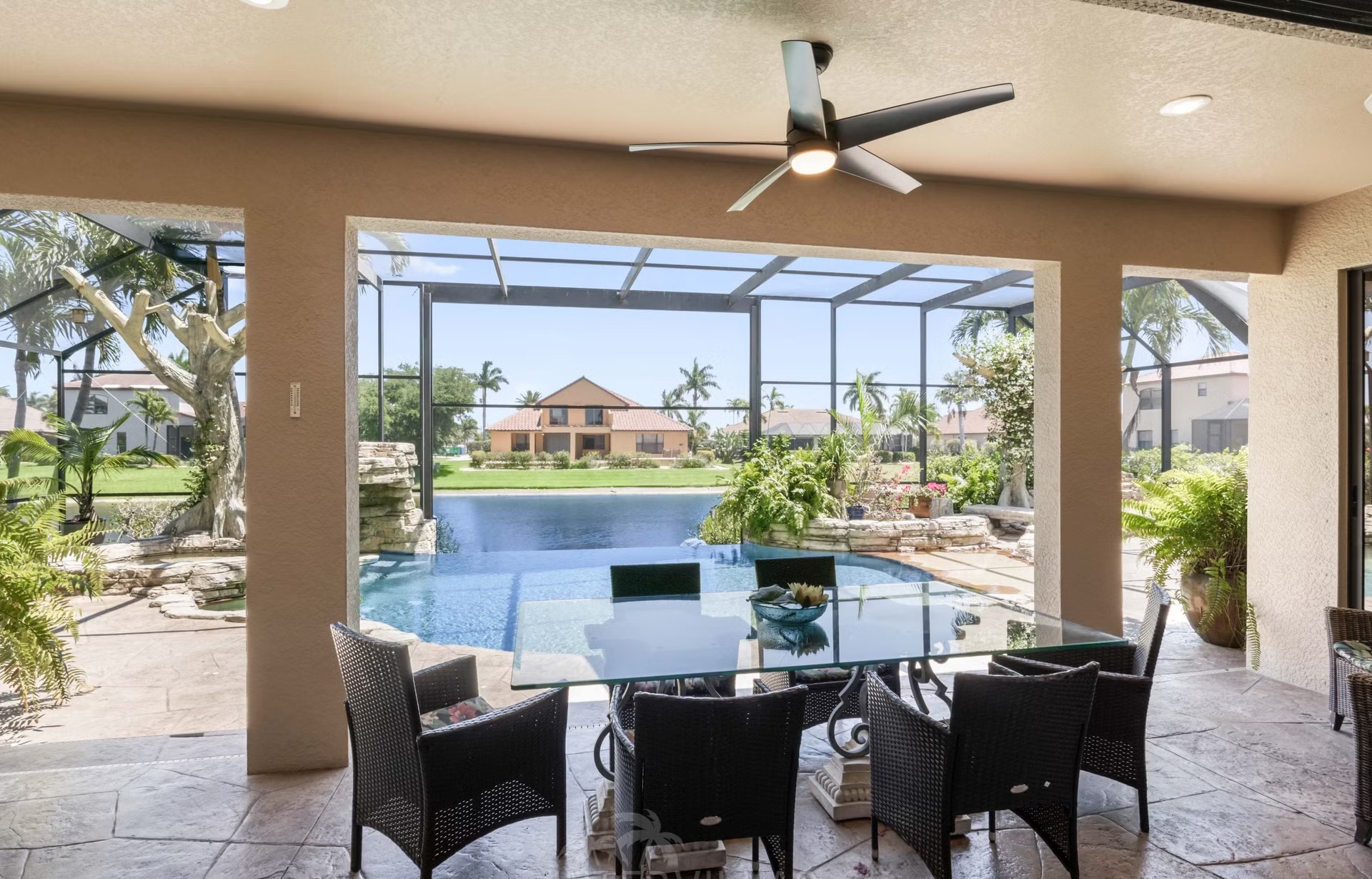 Infinity-Salzwasserpool mit Spa/Whirlpool und Seeblick.
