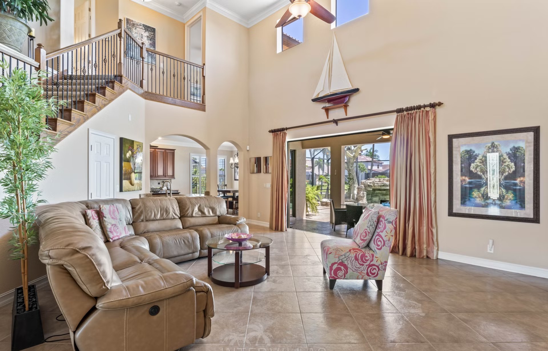 Infinity-Salzwasserpool mit Spa/Whirlpool und Seeblick.