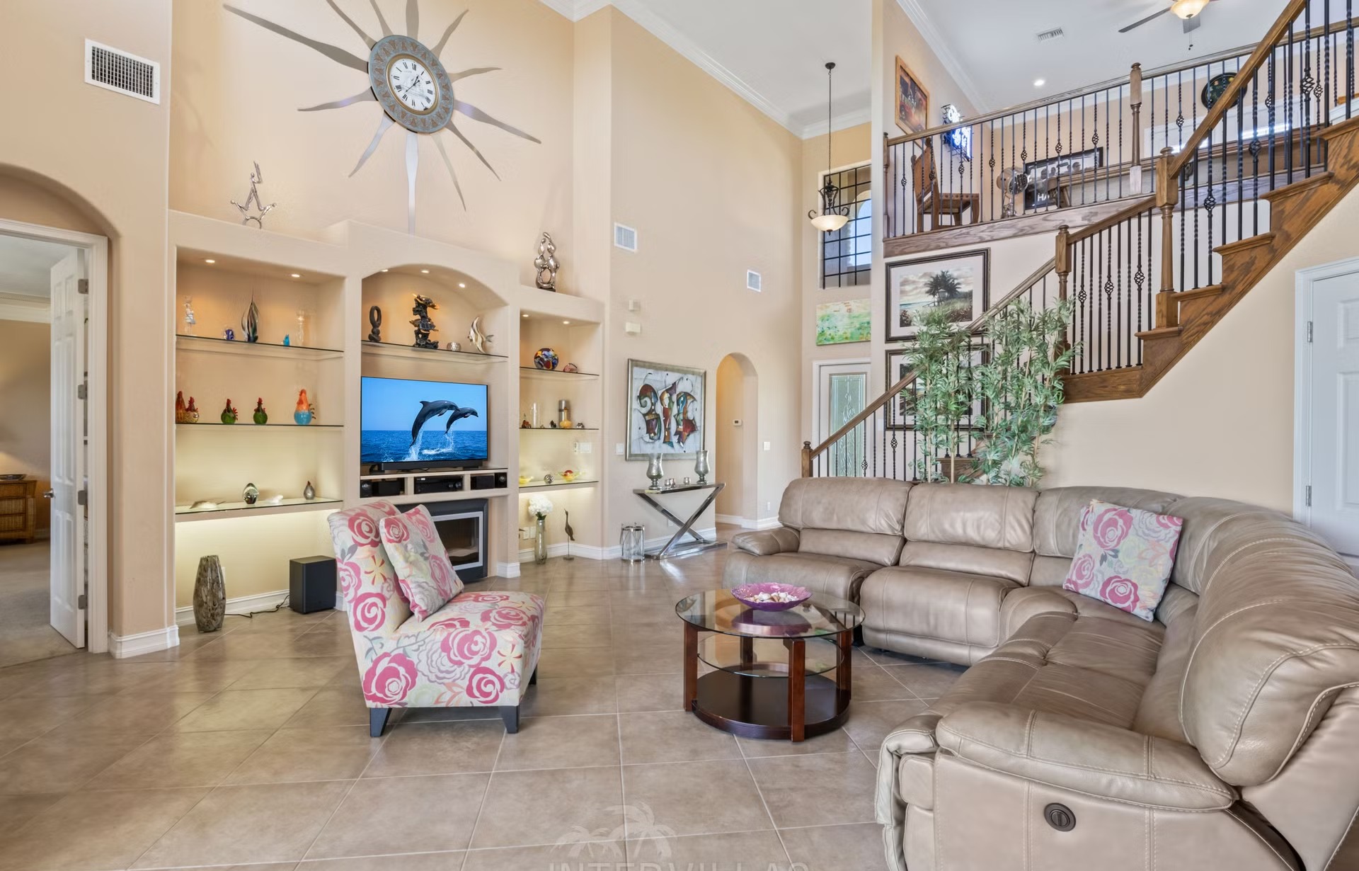 Infinity-Salzwasserpool mit Spa/Whirlpool und Seeblick.