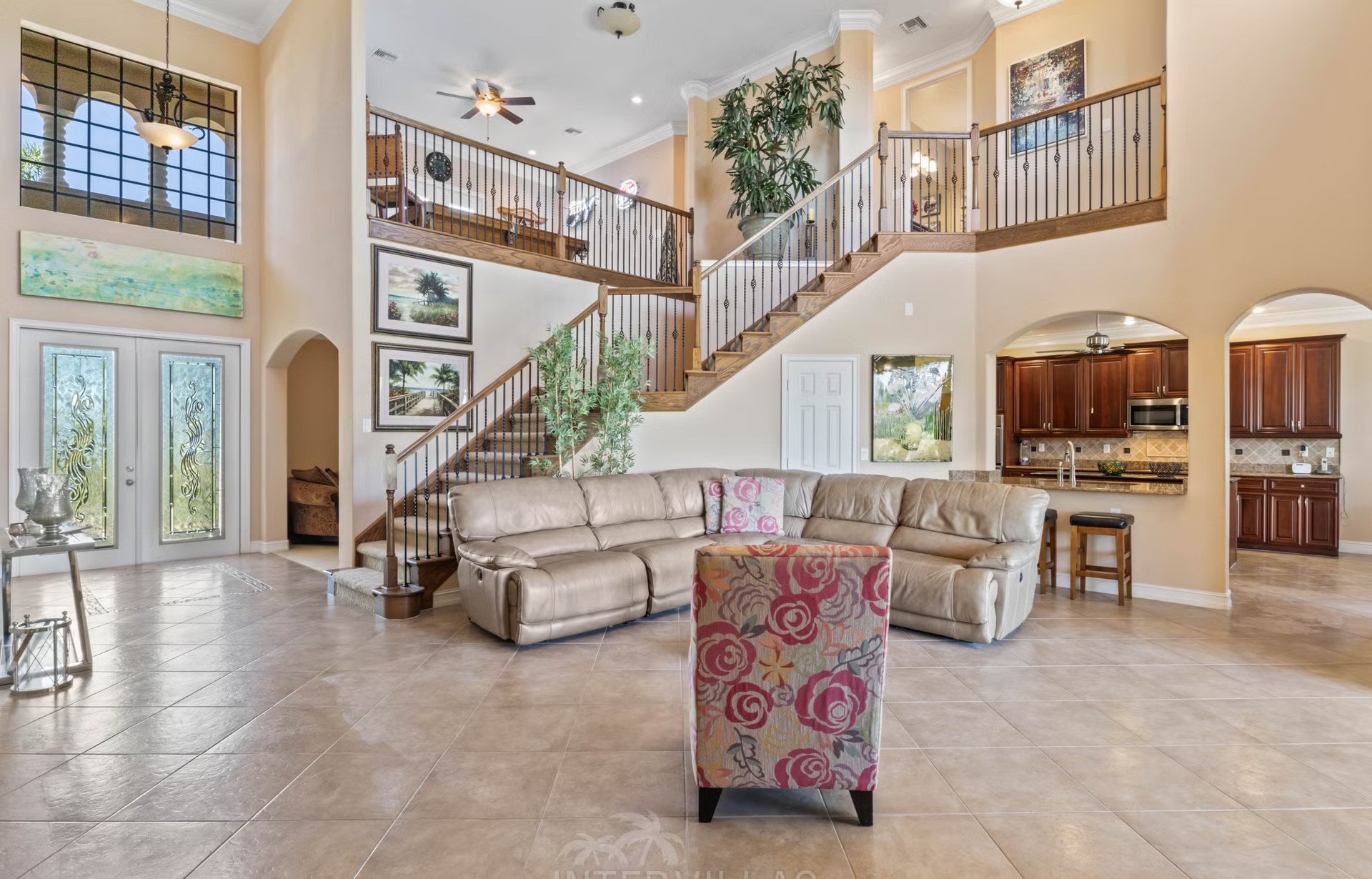 Infinity-Salzwasserpool mit Spa/Whirlpool und Seeblick im Gartenbereich.