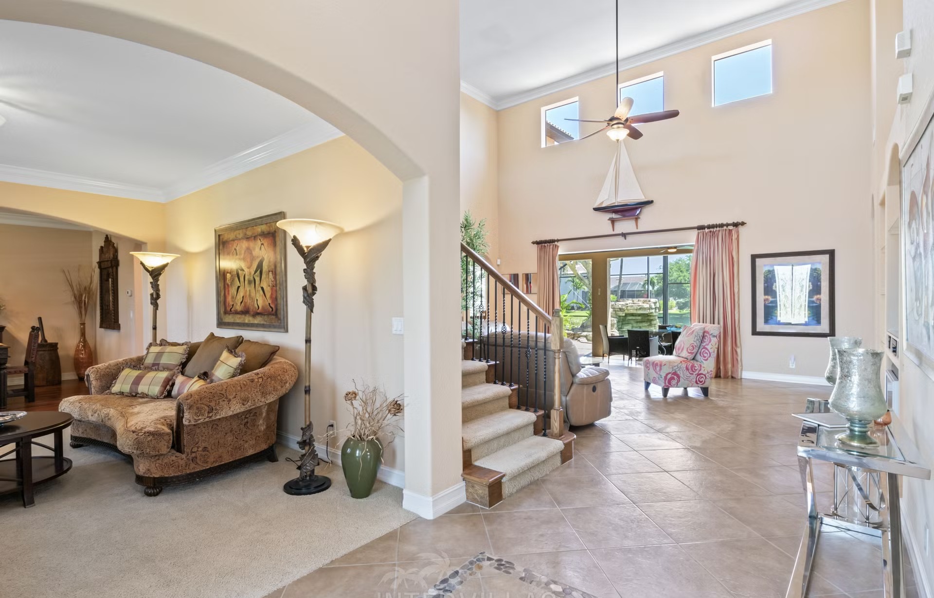 Infinity-Salzwasserpool mit Spa/Whirlpool und Seeblick.