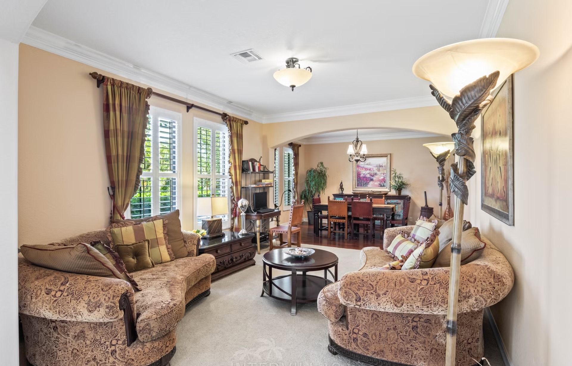 Infinity-Salzwasserpool mit Spa/Whirlpool und Seeblick.