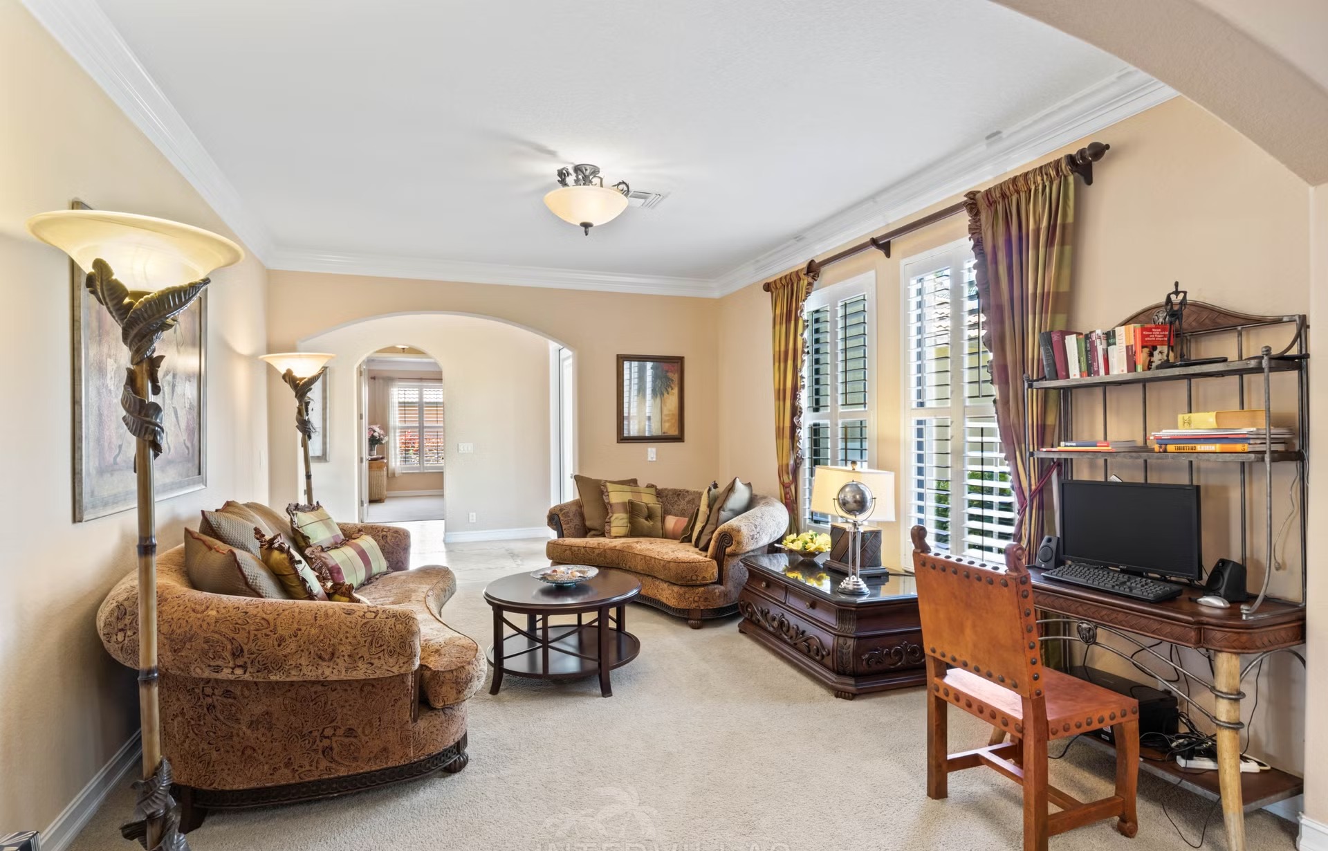 Infinity-Salzwasserpool mit Spa/Whirlpool und Seeblick.