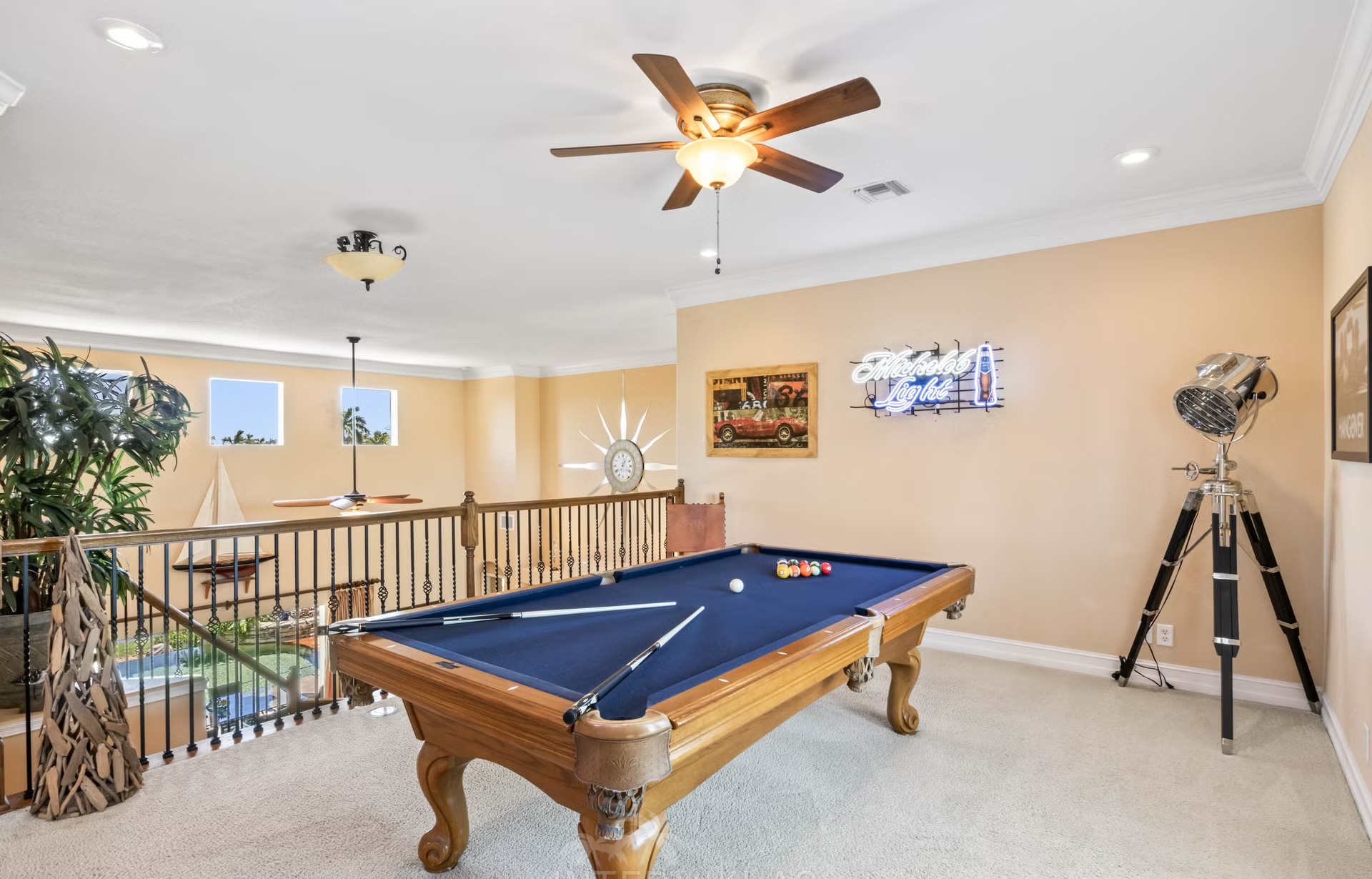 Infinity-Salzwasserpool mit Spa und Seeblick im Außenbereich.