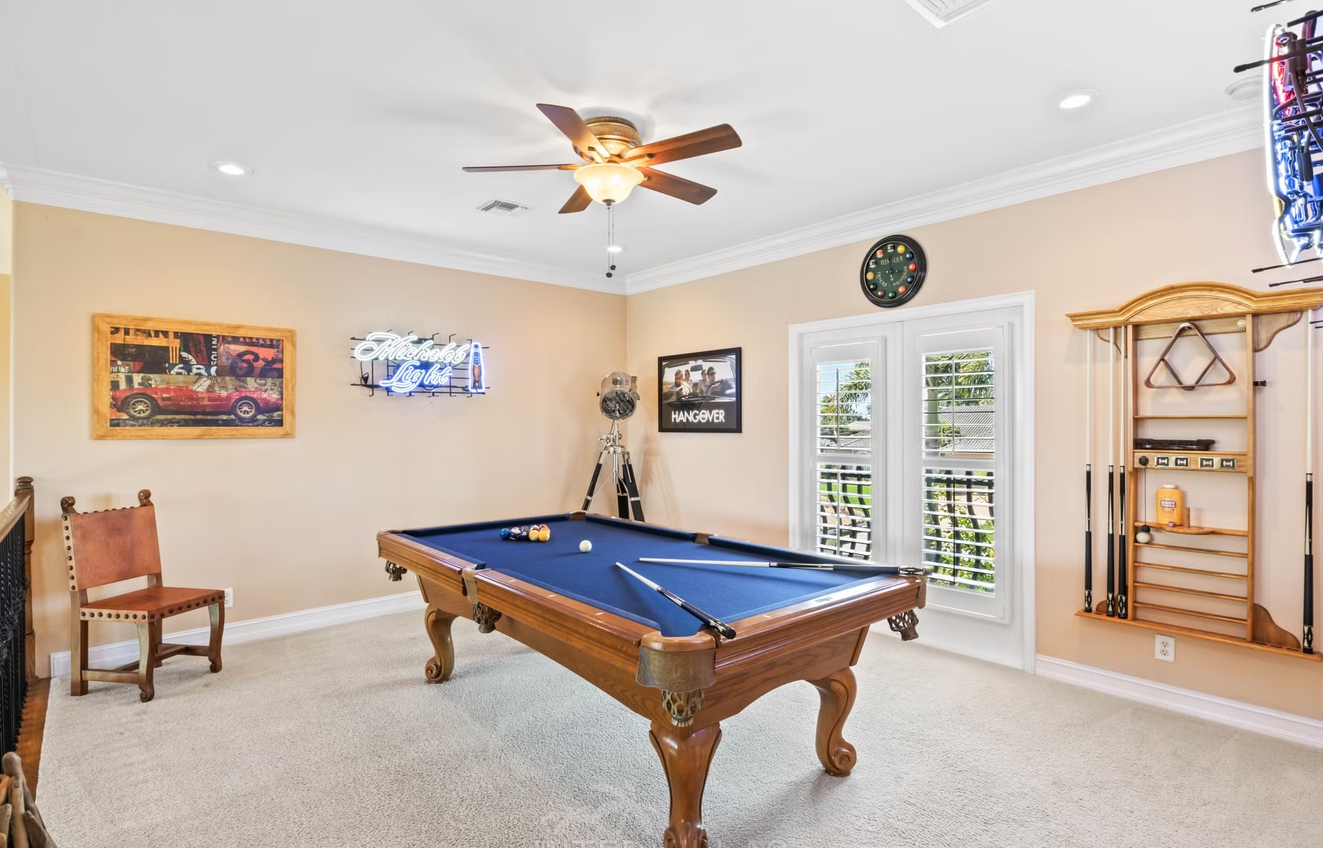 Infinity-Salzwasserpool mit Spa/Whirlpool und Seeblick.