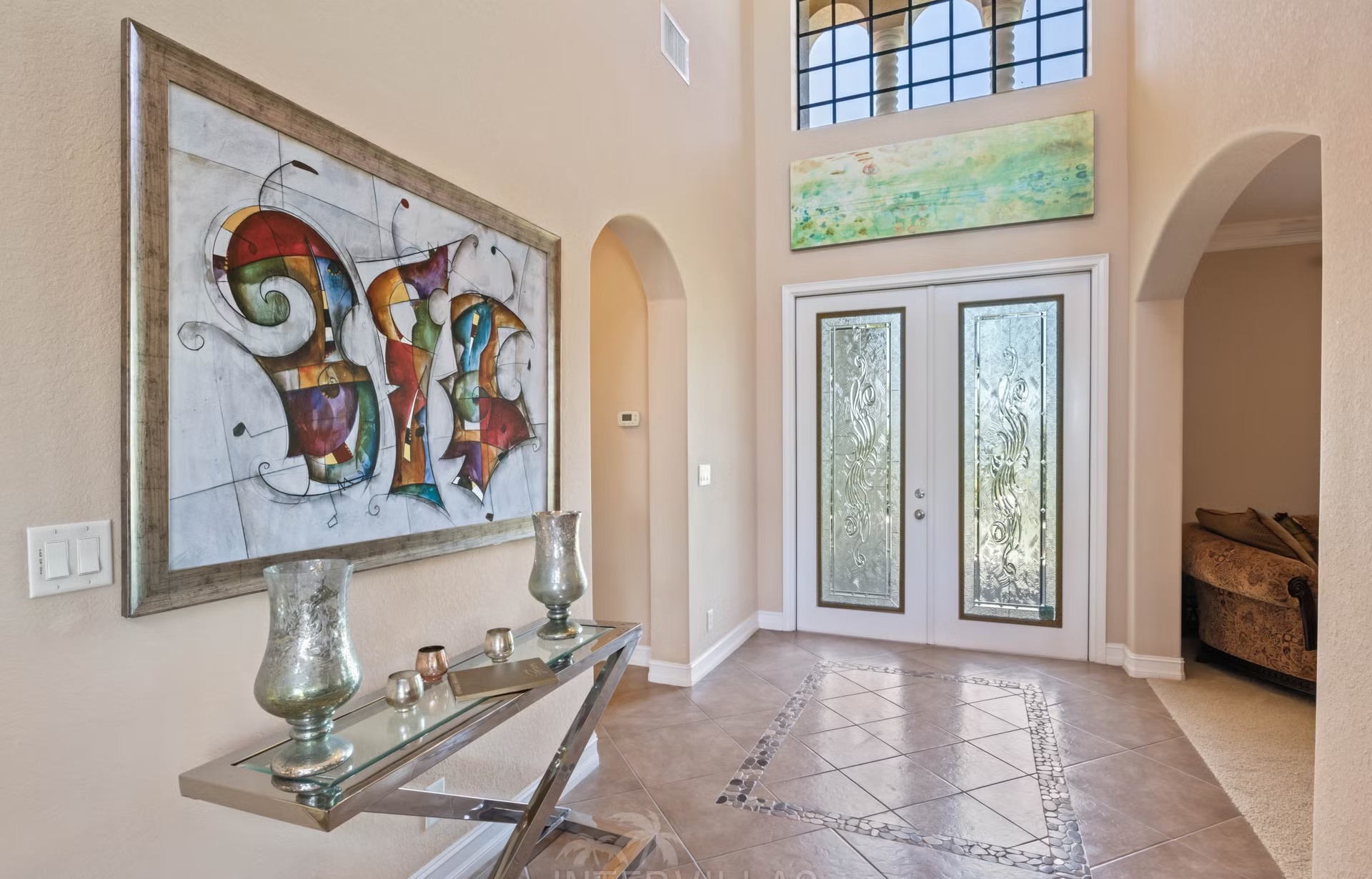 Infinity-Salzwasserpool mit Spa/Whirlpool und Seeblick im Außenbereich.