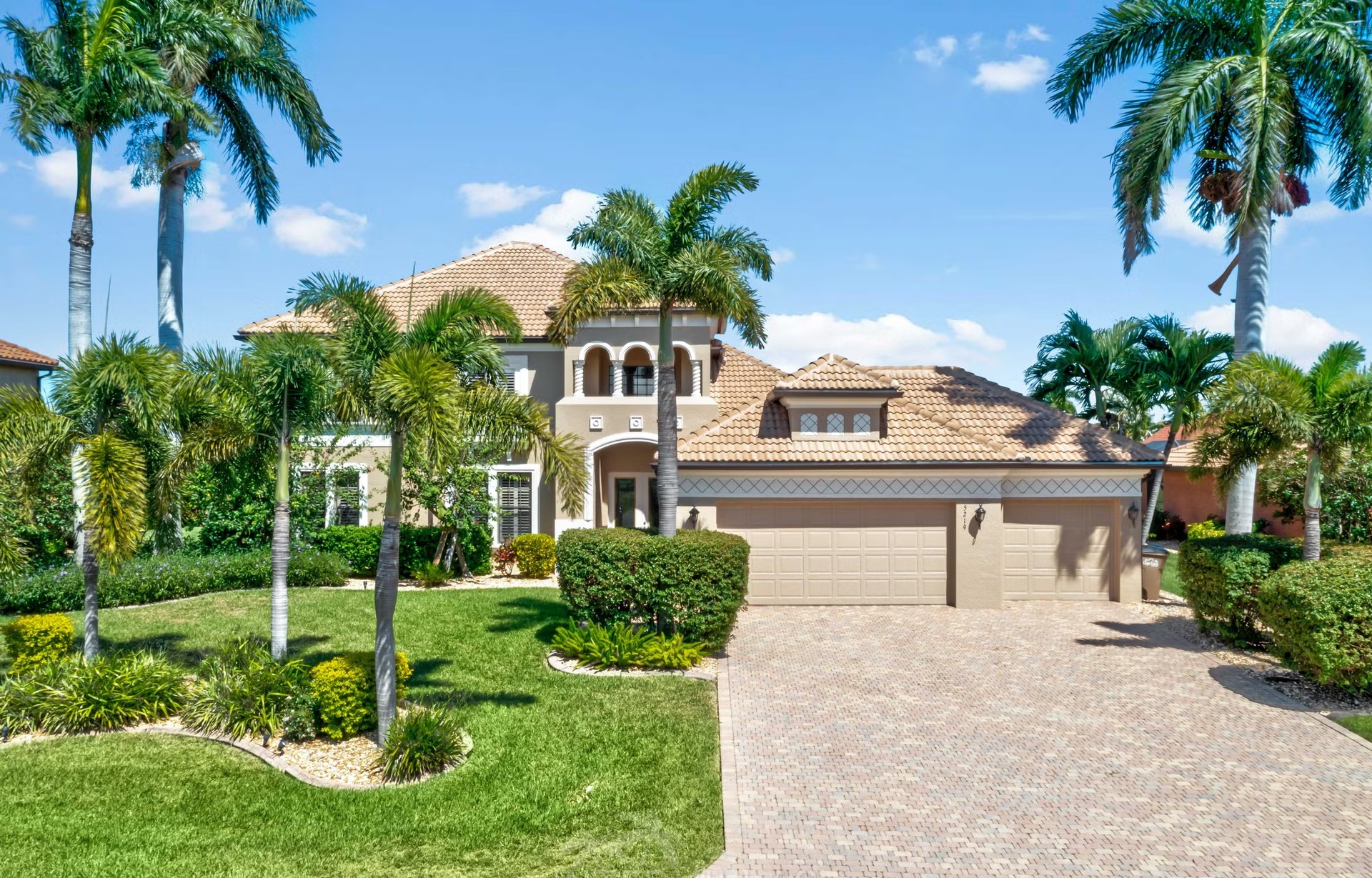 Infinity-Salzwasserpool mit Spa und Seeblick im Außenbereich.