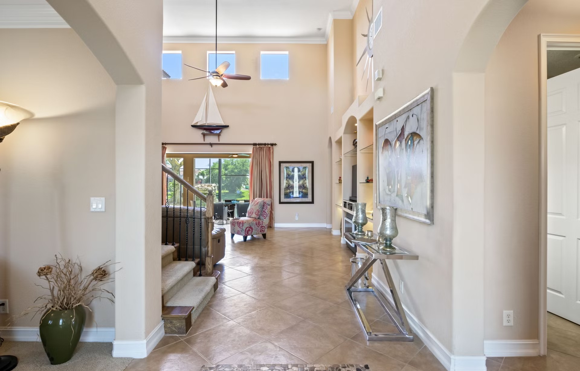 Infinity-Salzwasserpool mit Spa/Whirlpool und Seeblick.