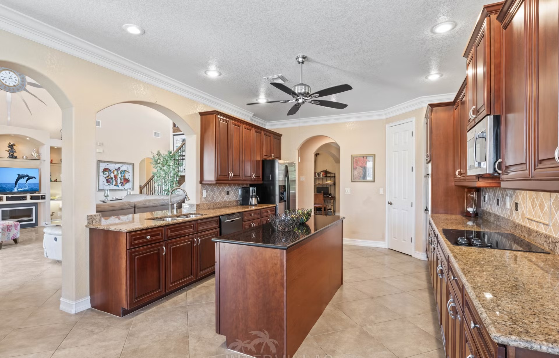 Infinity-Salzwasserpool mit Spa/Whirlpool und Seeblick im Außenbereich.