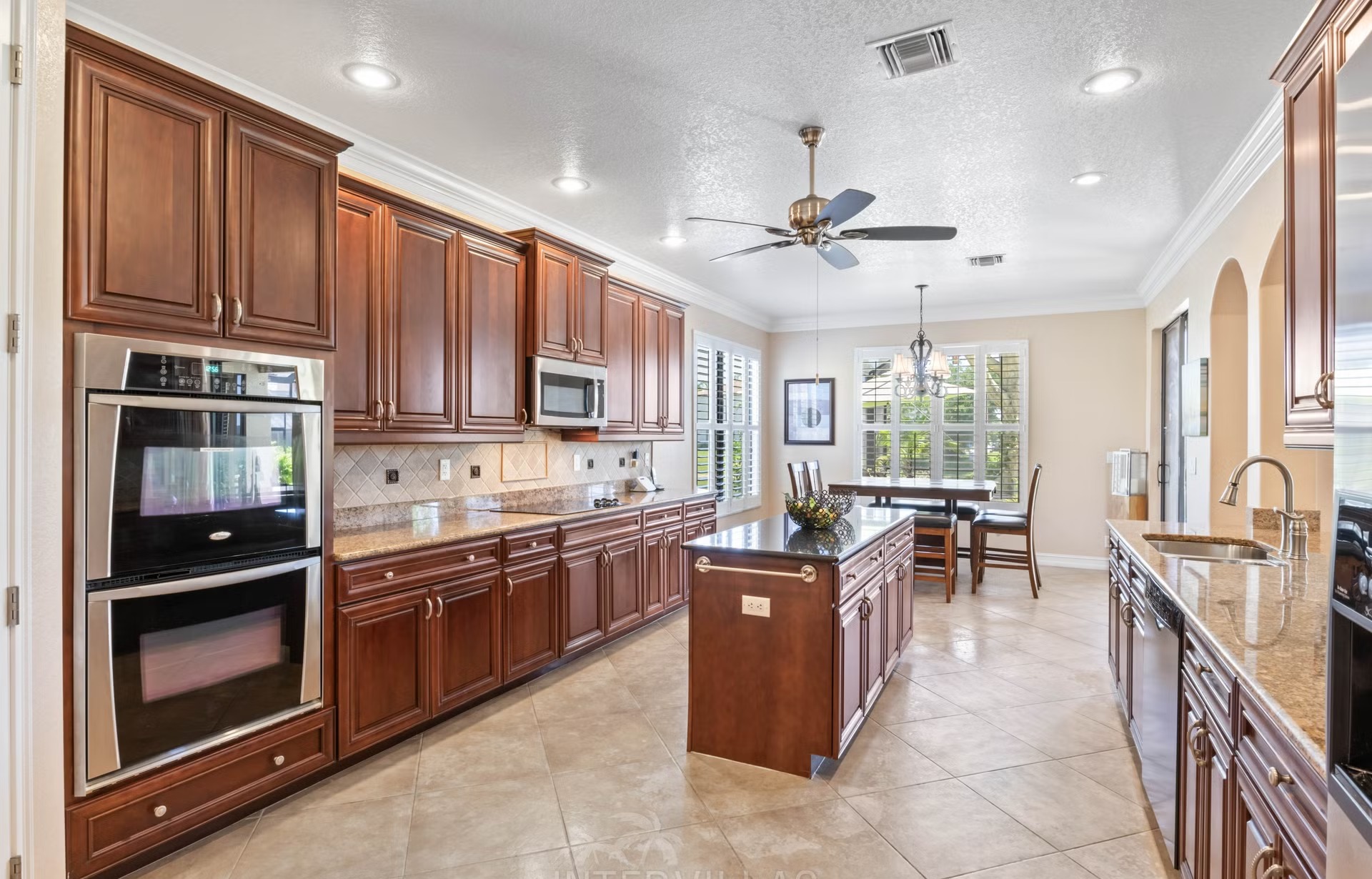 Infinity-Salzwasserpool mit Spa und Seeblick im Außenbereich.