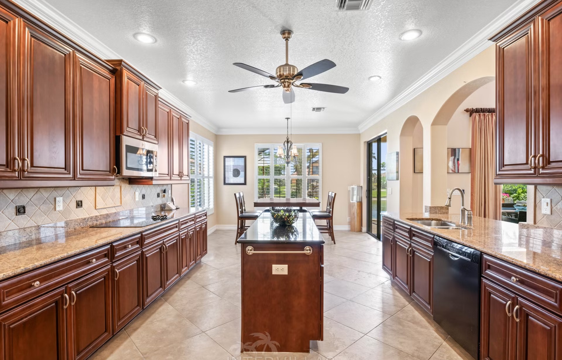 Infinity-Salzwasserpool mit Spa/Whirlpool und Seeblick.