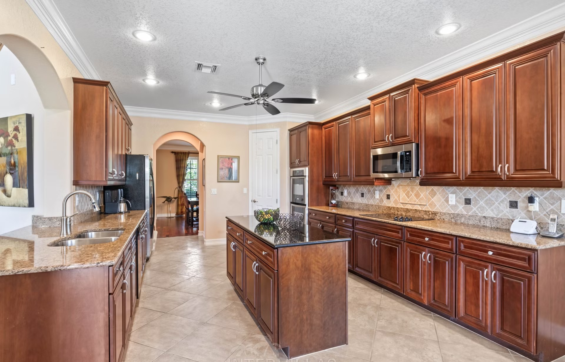 Infinity-Salzwasserpool mit Spa/Whirlpool und Seeblick.