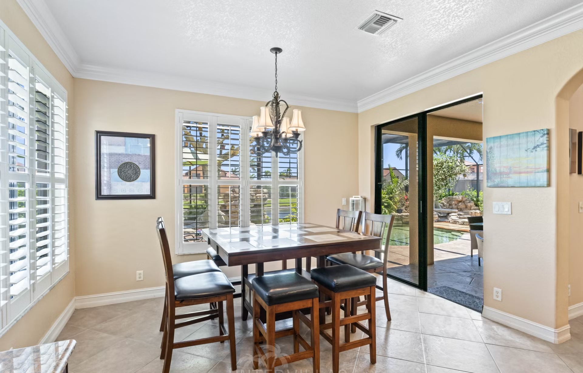 Infinity-Salzwasserpool mit Spa/Whirlpool und Seeblick.
