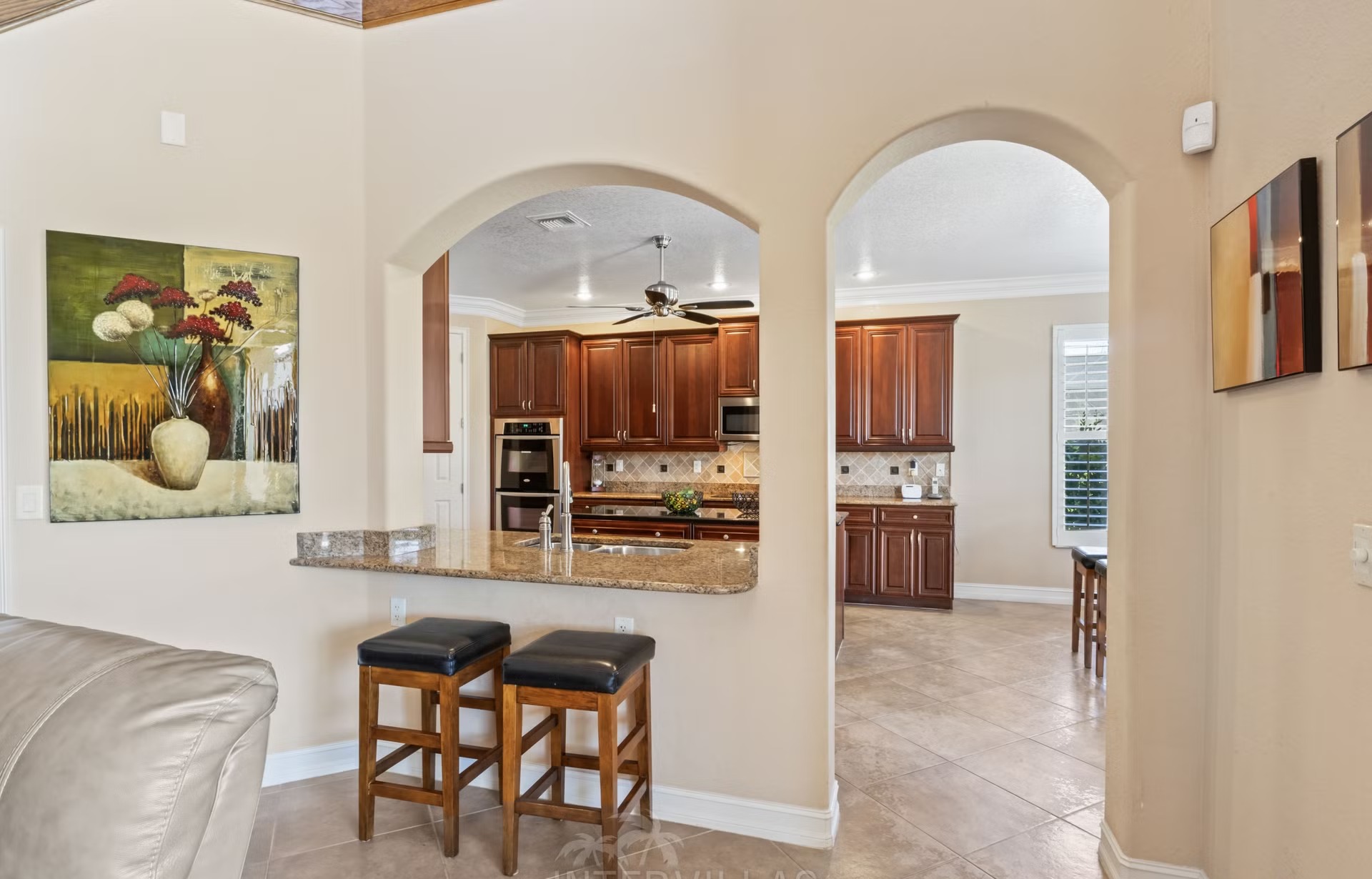 Infinity-Salzwasserpool mit Spa/Whirlpool und Seeblick.