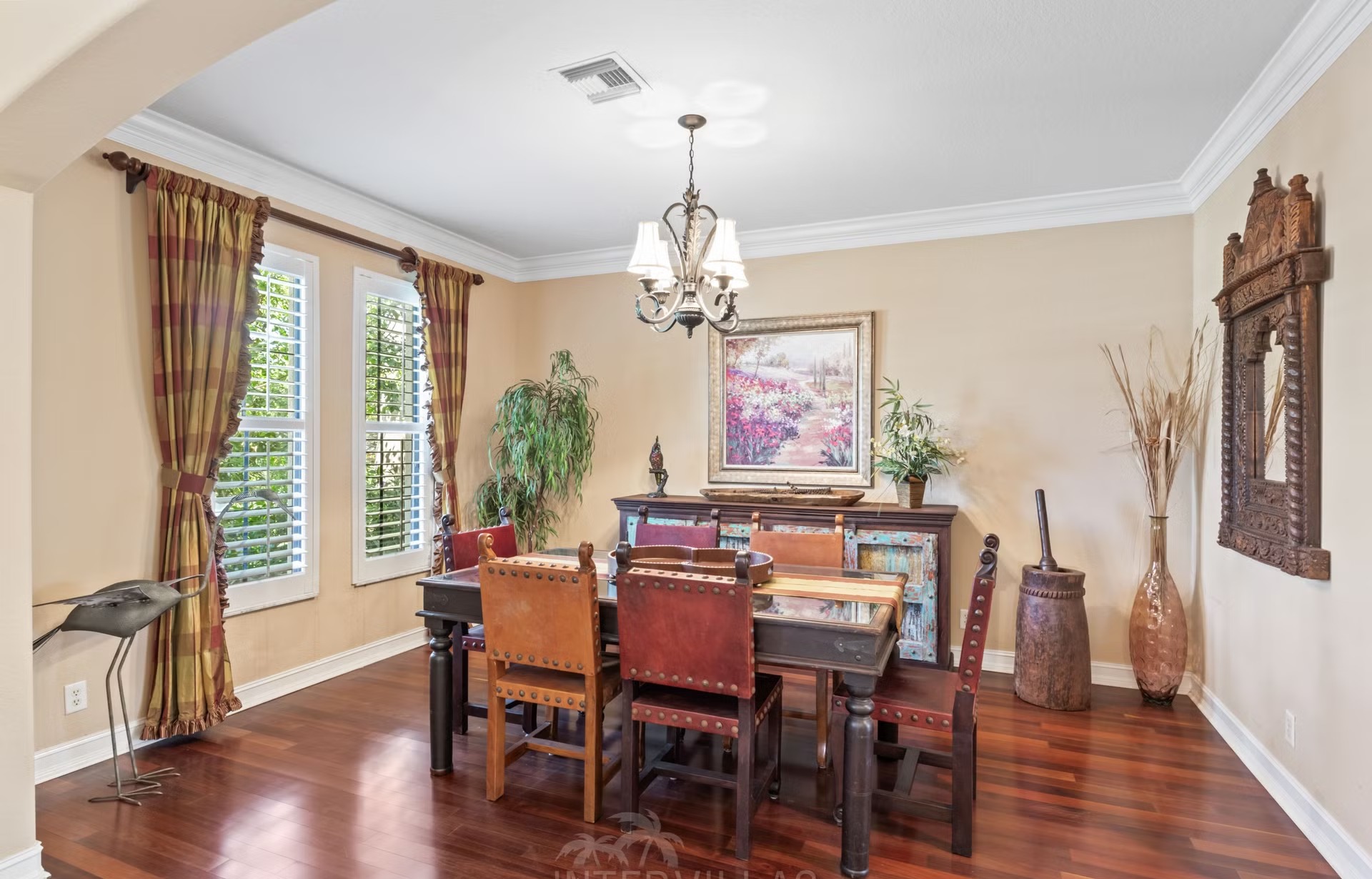 Infinity-Salzwasserpool mit Spa und Seeblick im Außenbereich.