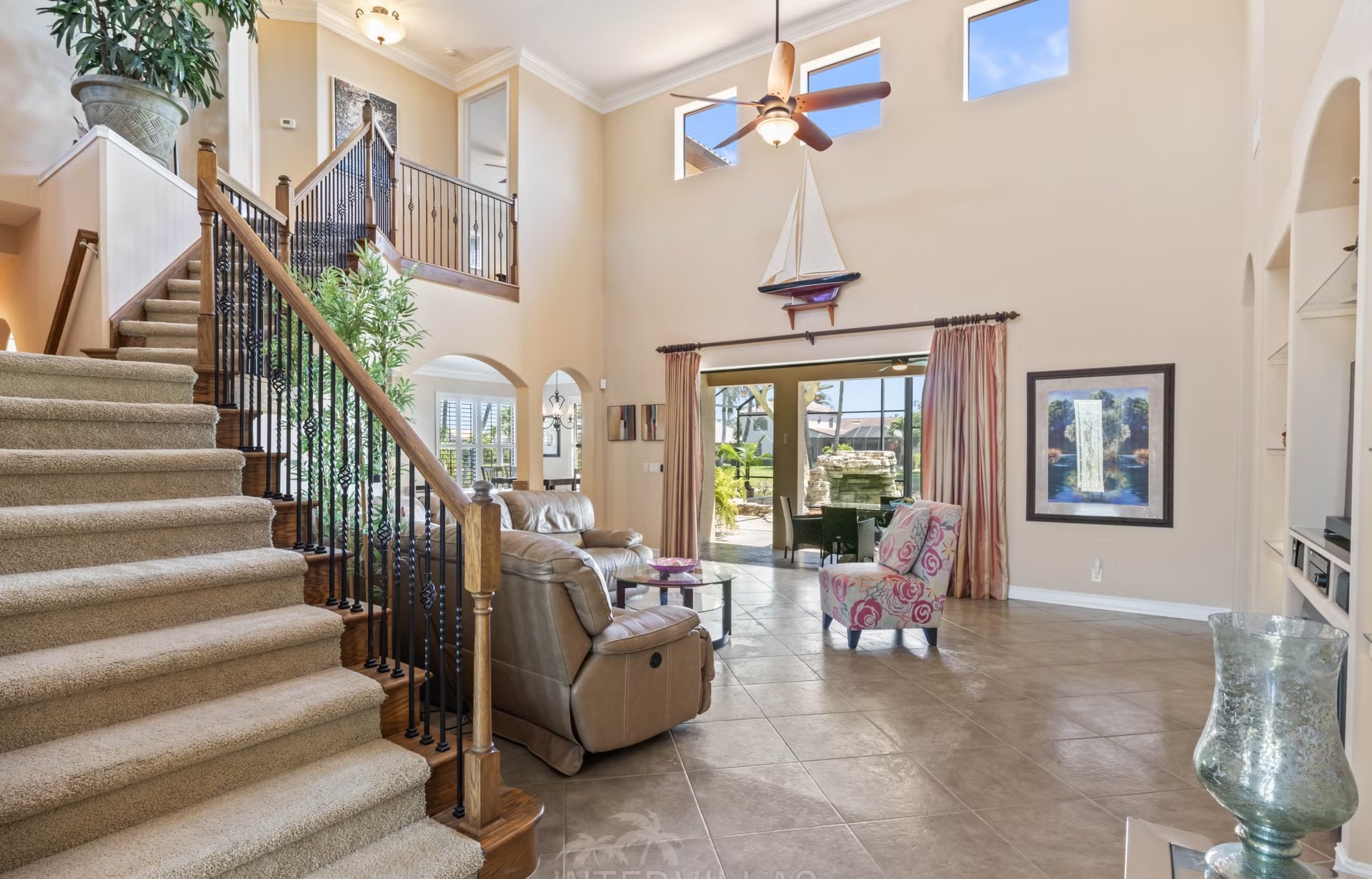Infinity-Salzwasserpool mit Spa/Whirlpool und Seeblick im Außenbereich.