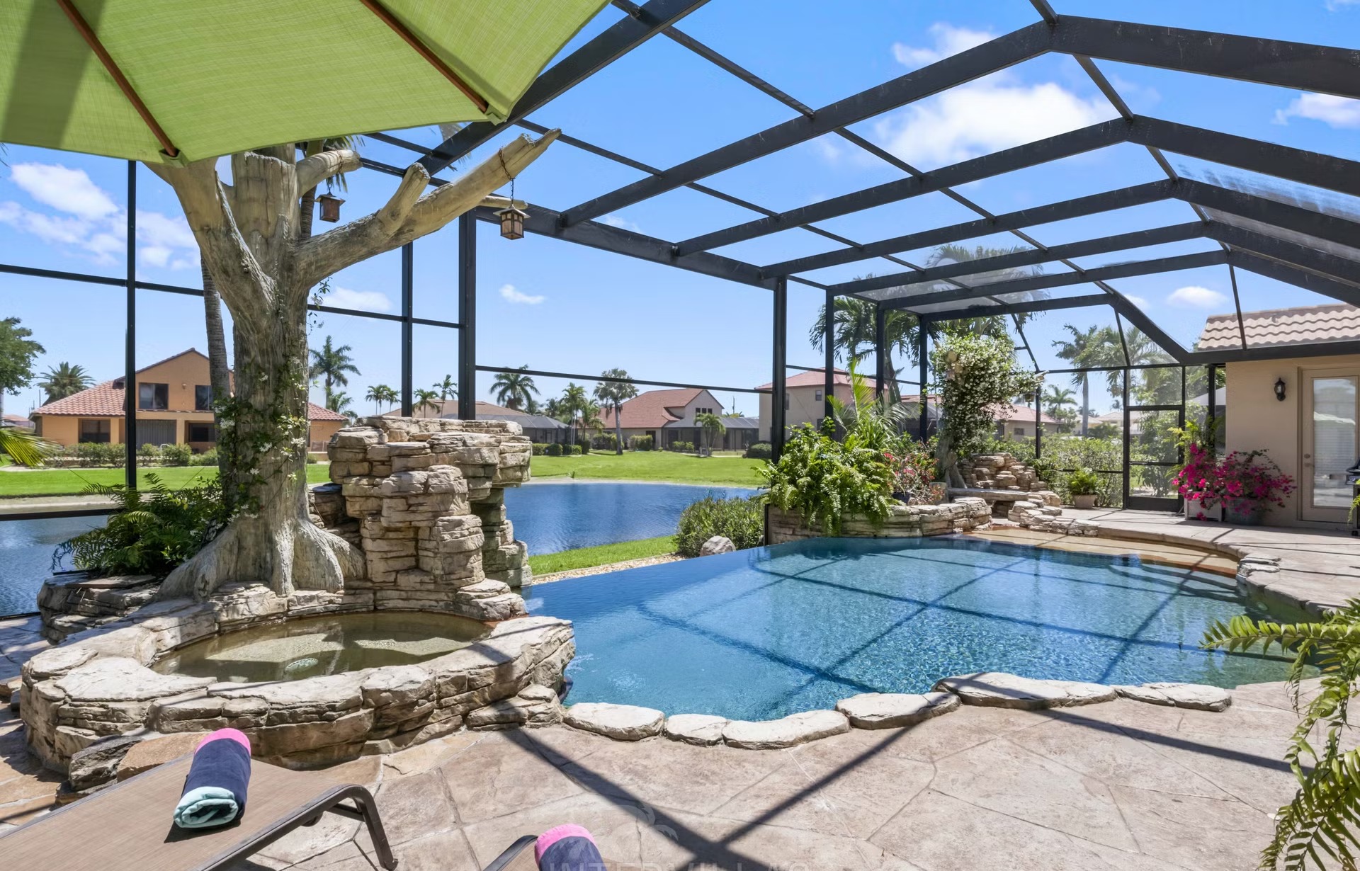 Infinity-Salzwasserpool mit Spa/Whirlpool und Seeblick.