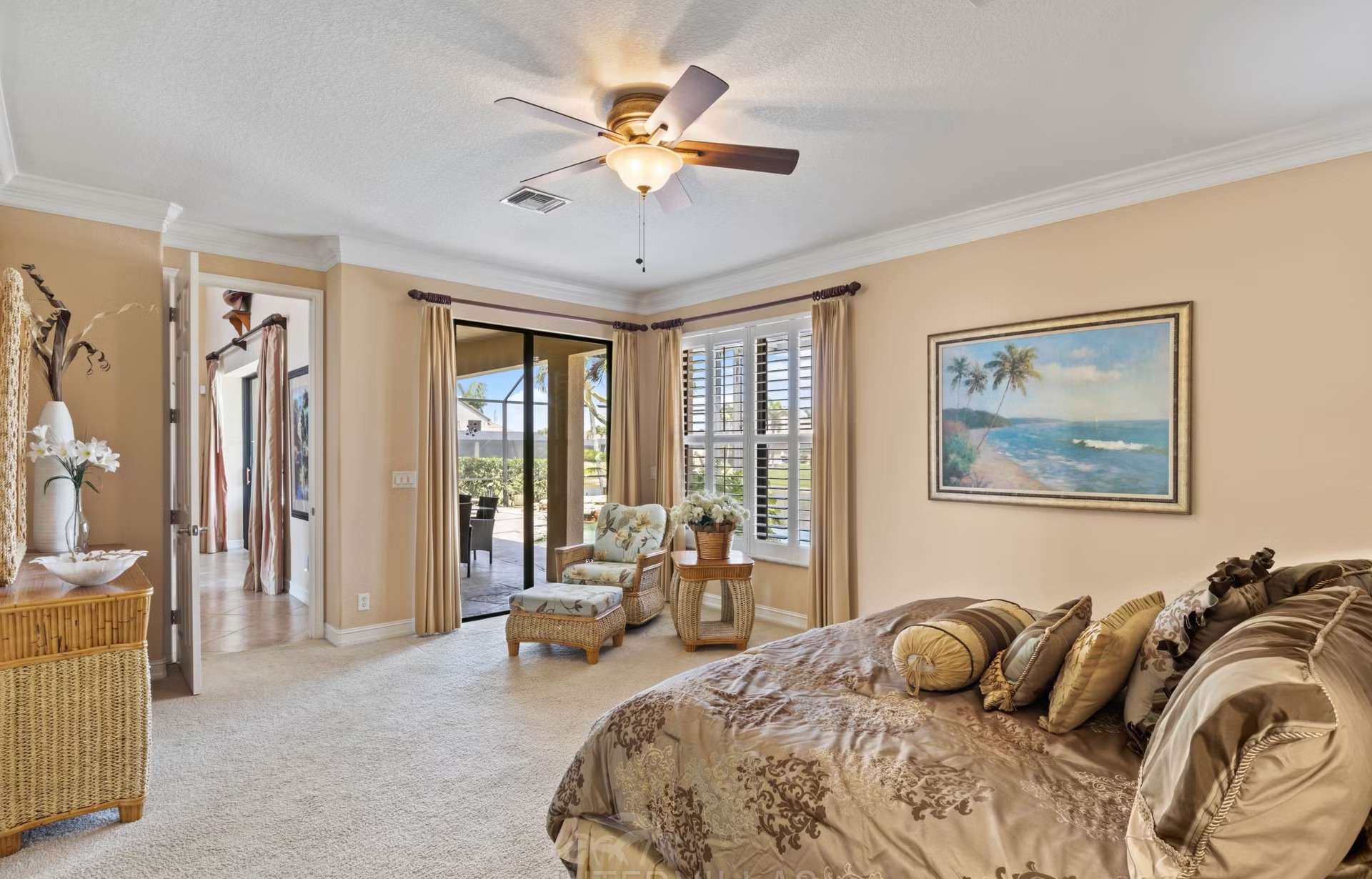 Infinity-Salzwasserpool mit Spa/Whirlpool und Seeblick.