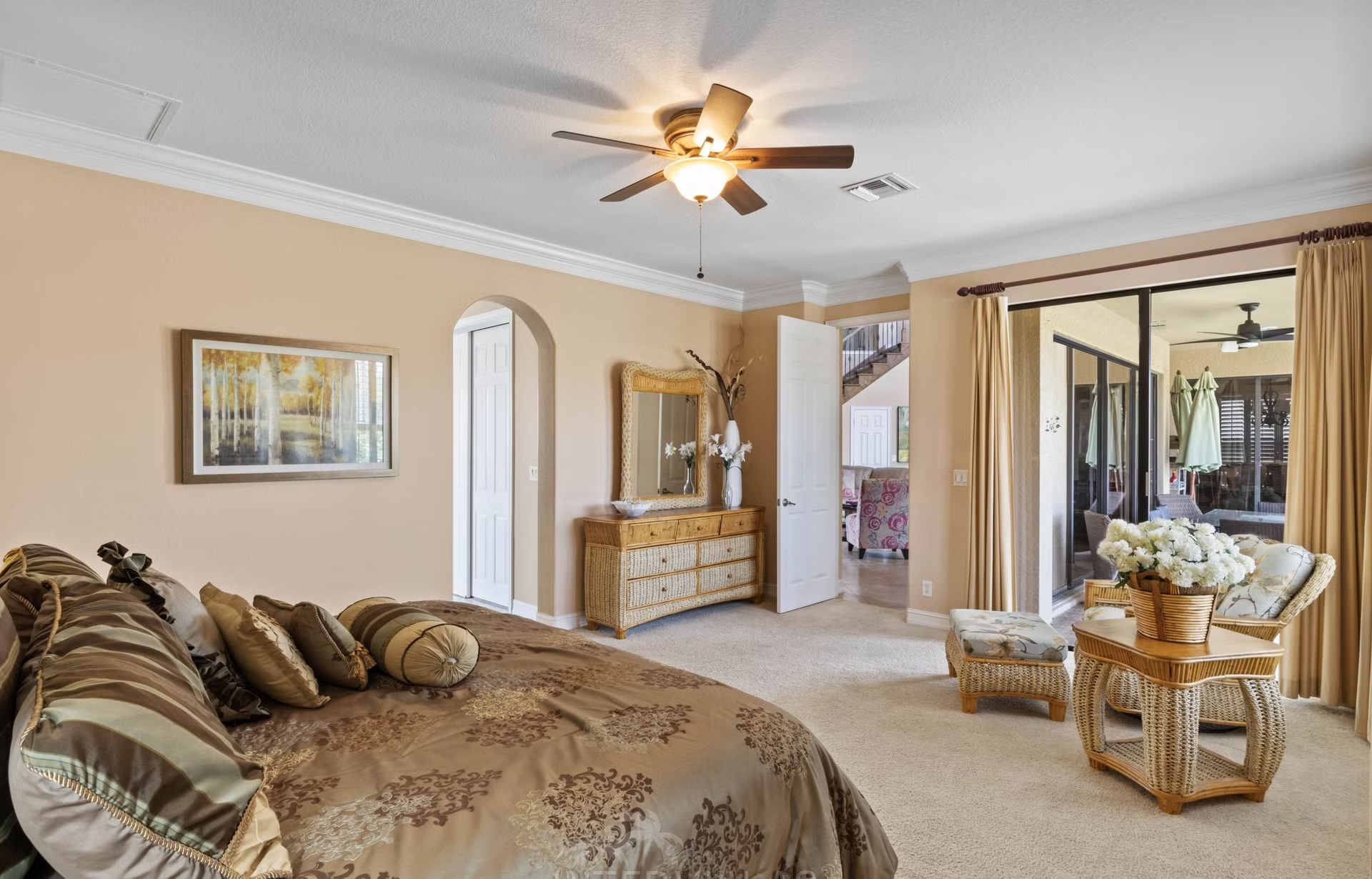 Infinity-Salzwasserpool mit Spa/Whirlpool und Seeblick.