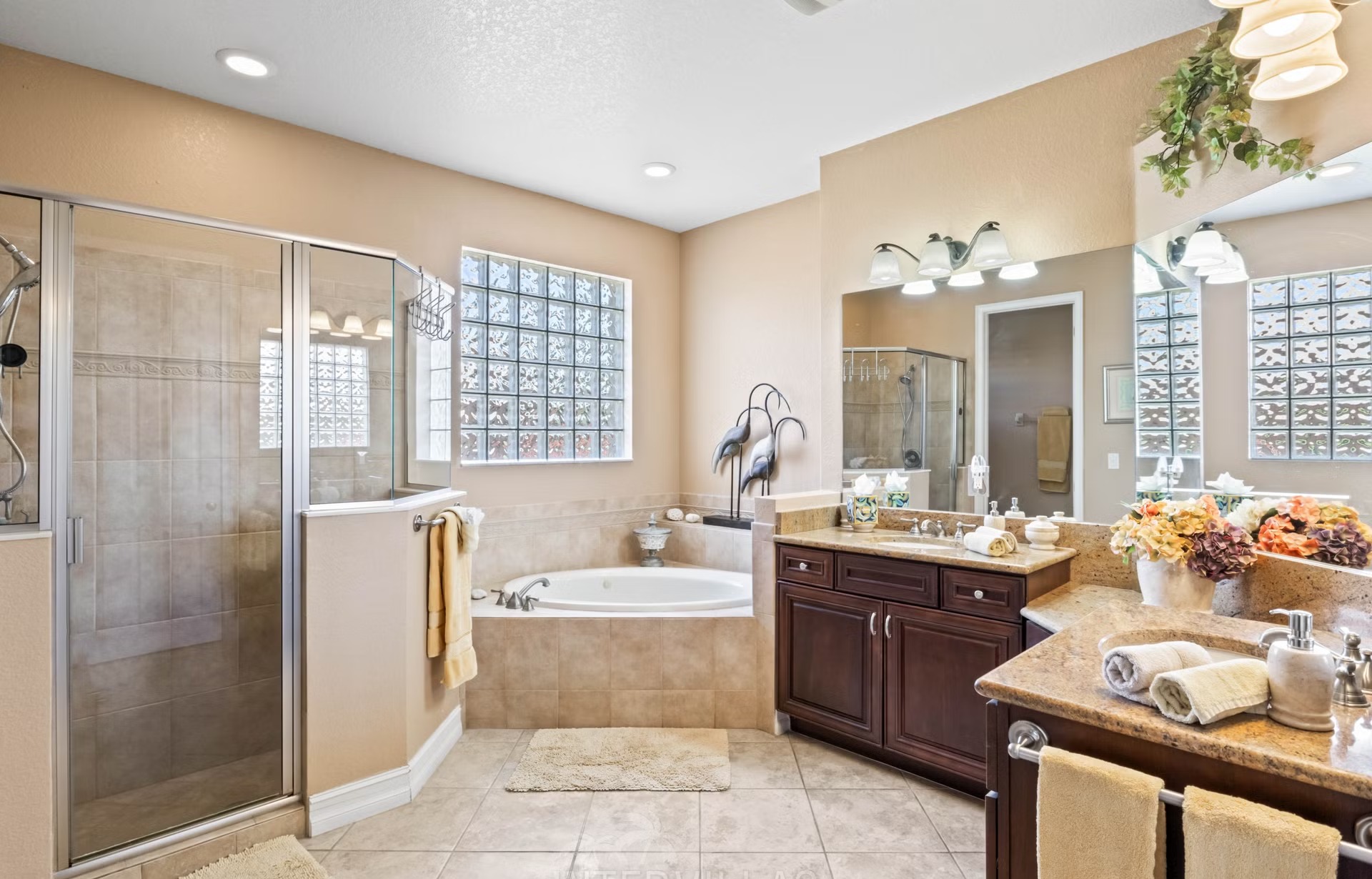 Infinity-Salzwasserpool mit Spa und Seeblick im Außenbereich.