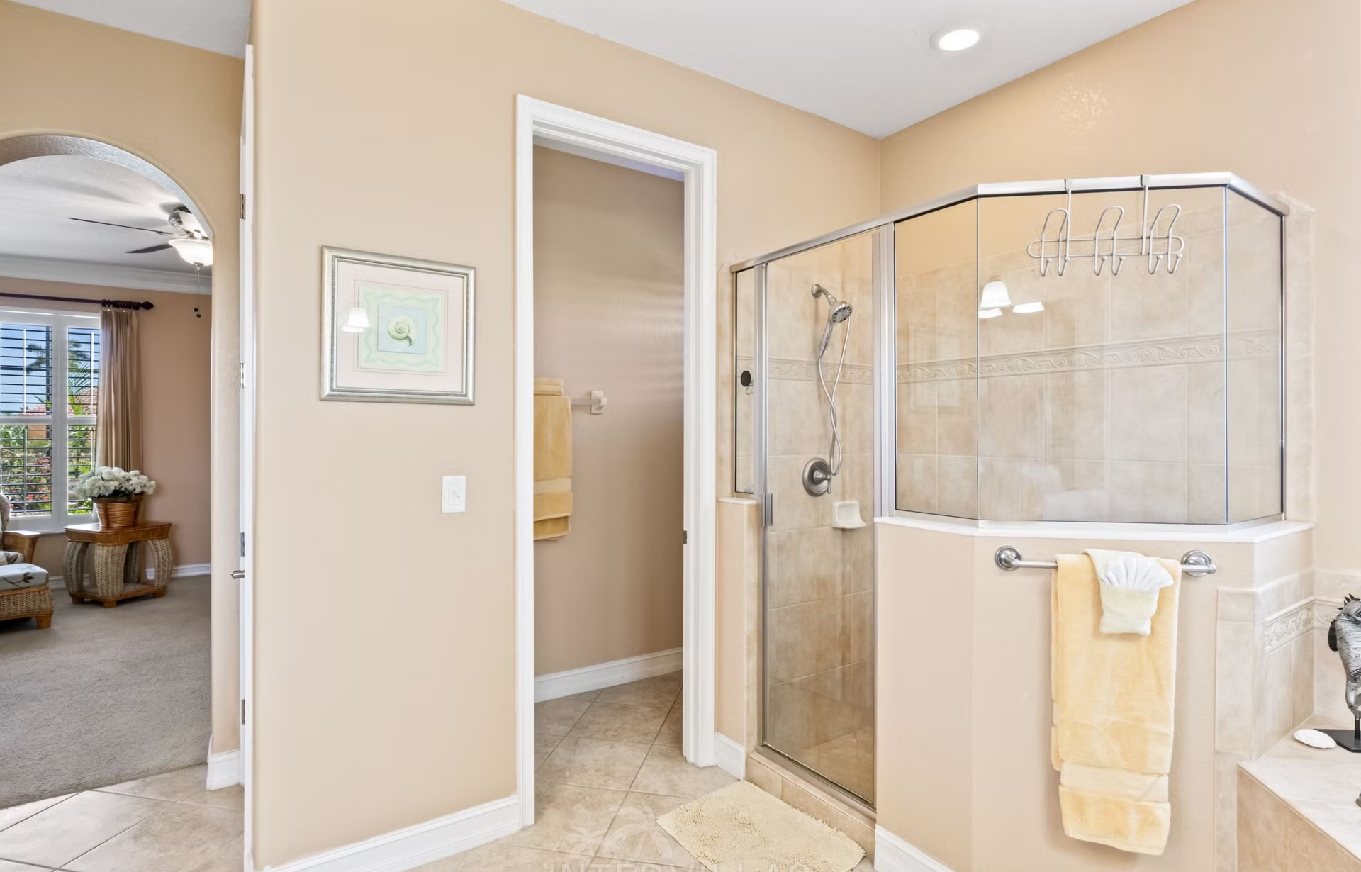 Infinity-Salzwasserpool mit Spa/Whirlpool und Seeblick.