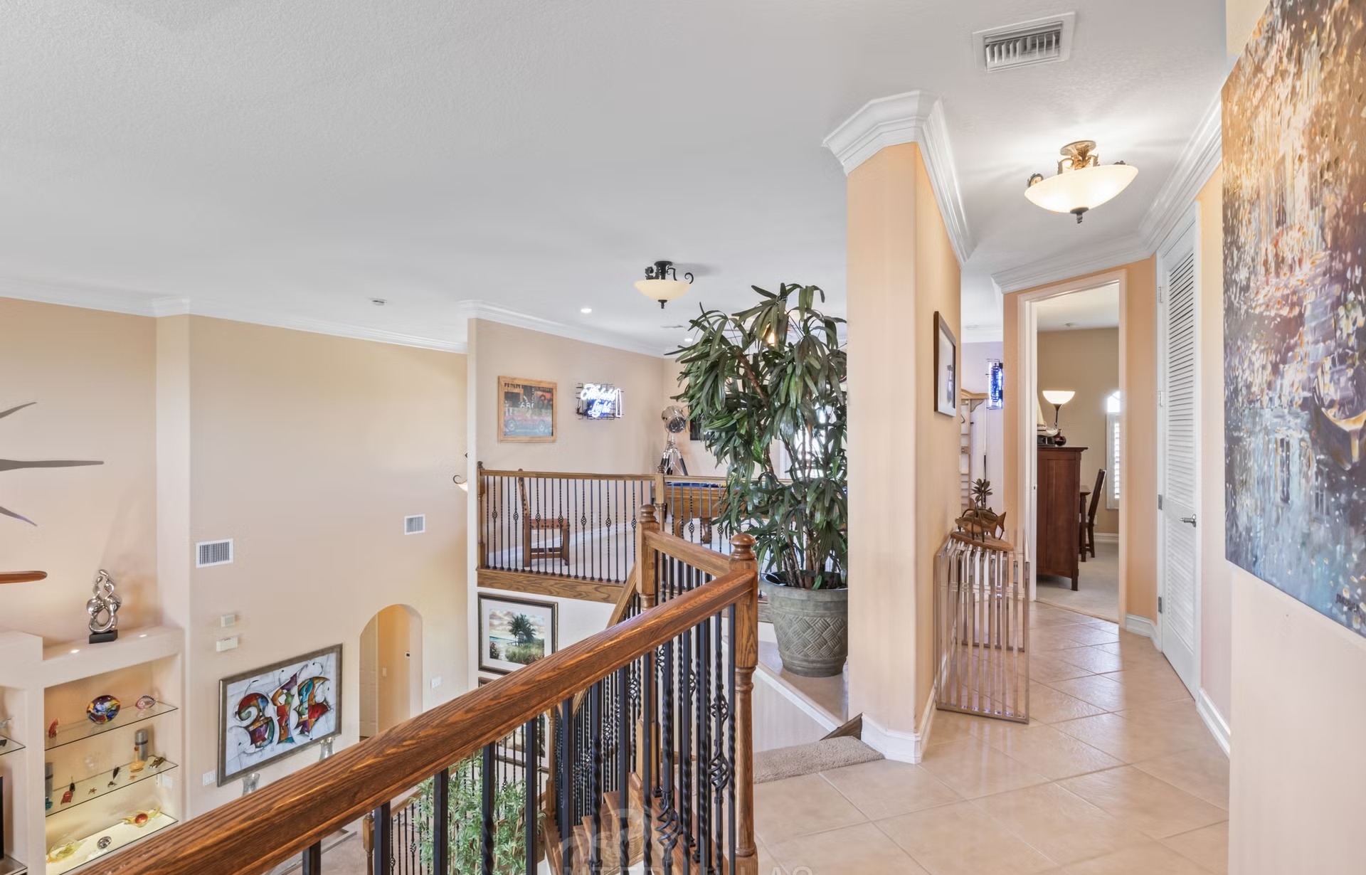 Infinity-Salzwasserpool mit Spa/Whirlpool und Seeblick.