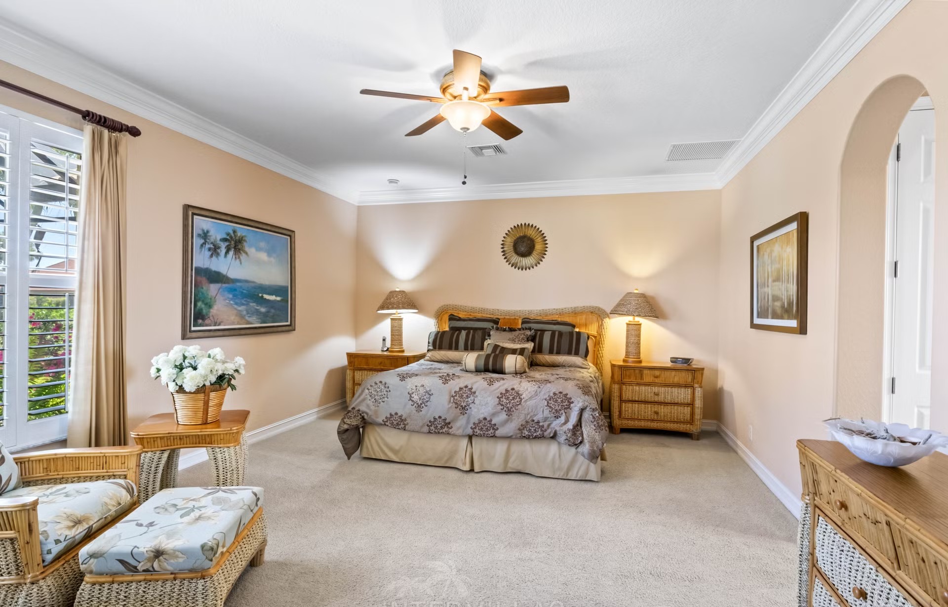 Infinity-Salzwasserpool mit Spa/Whirlpool und Seeblick.