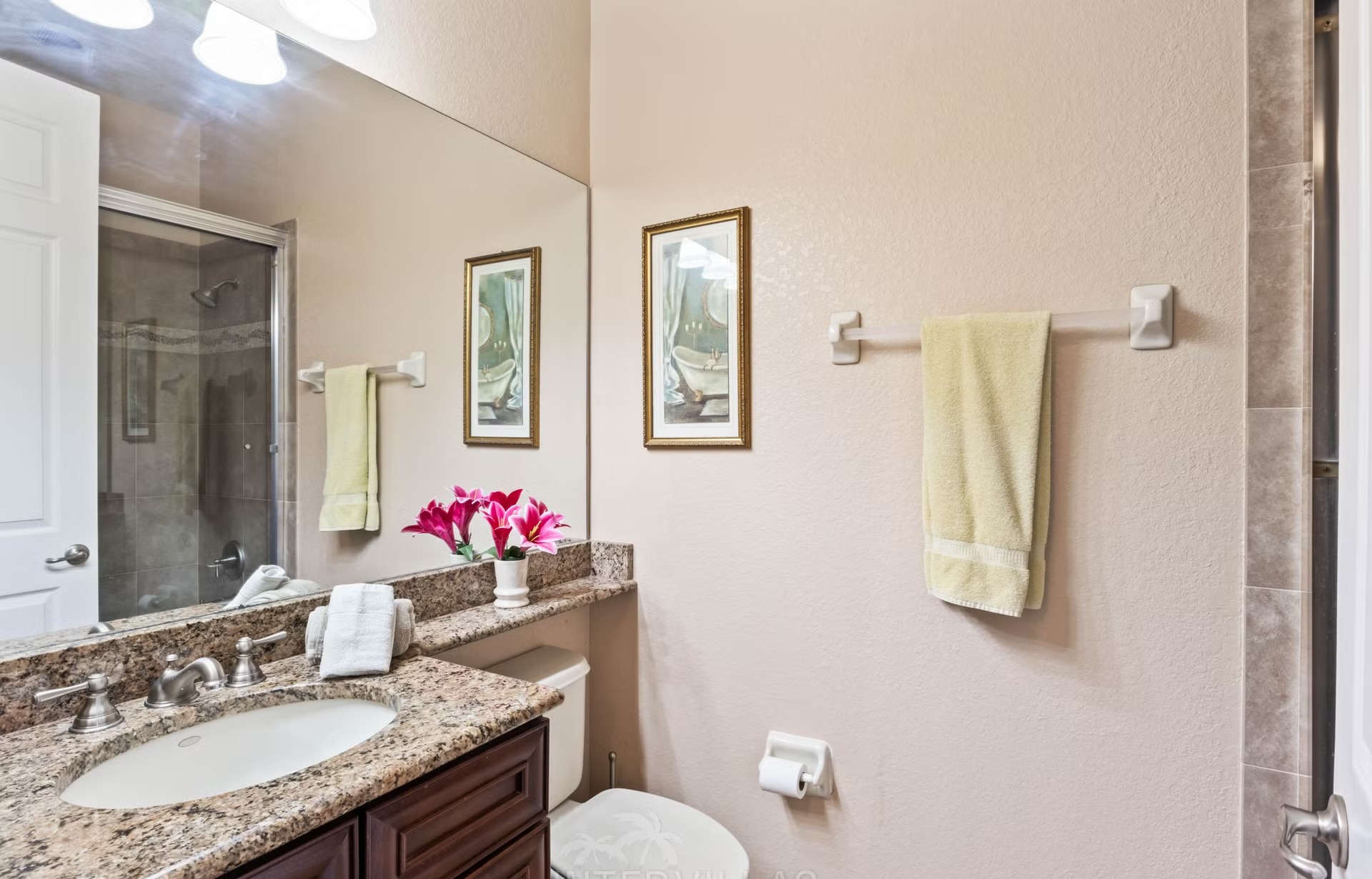 Infinity-Salzwasserpool mit Spa/Whirlpool und Seeblick