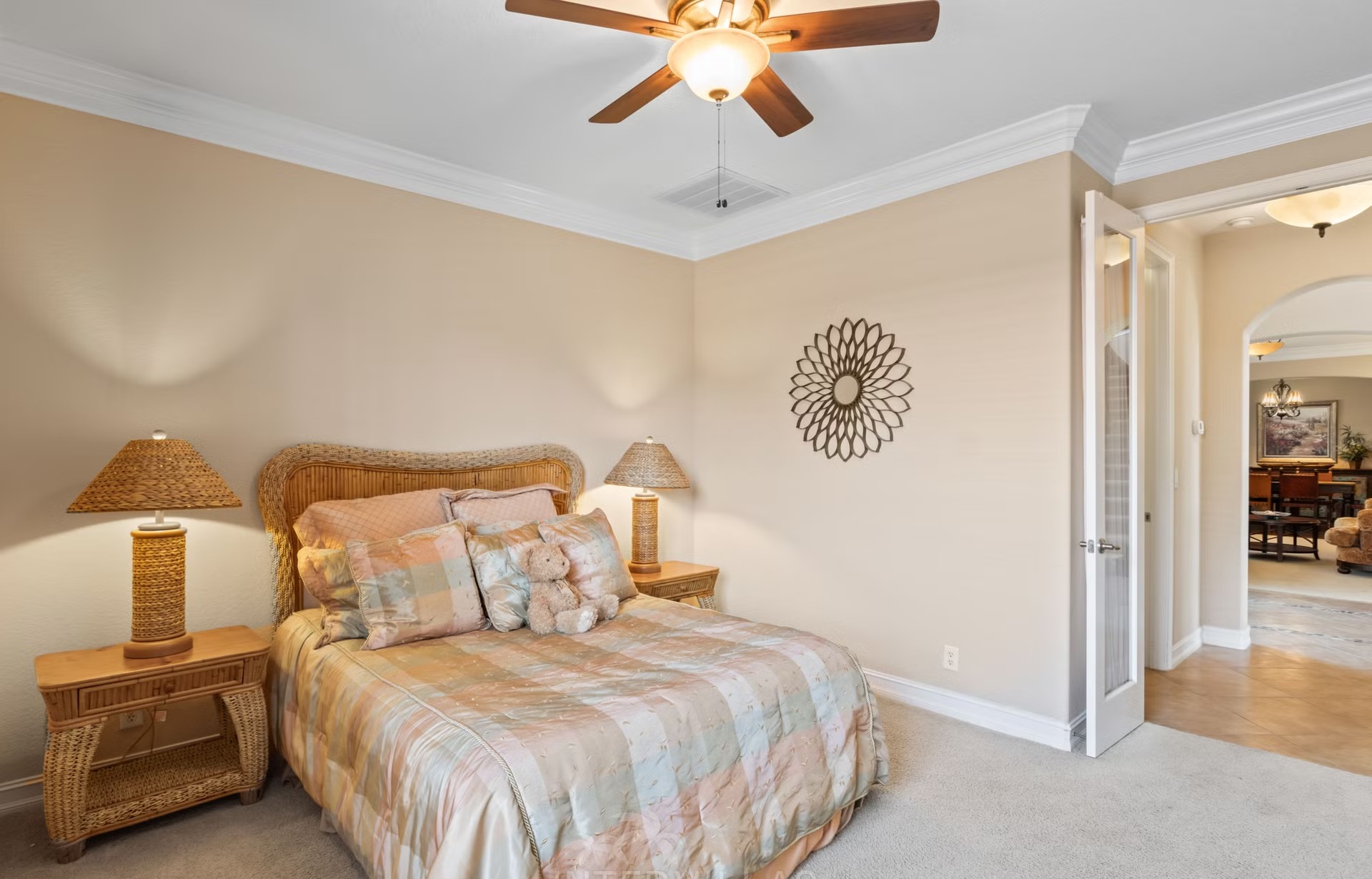 Infinity-Salzwasserpool mit Spa/Whirlpool und Seeblick im Außenbereich.