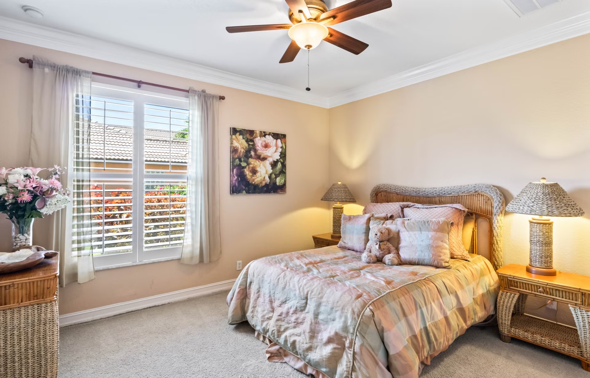 Infinity-Salzwasserpool mit Spa/Whirlpool und Seeblick im Außenbereich.