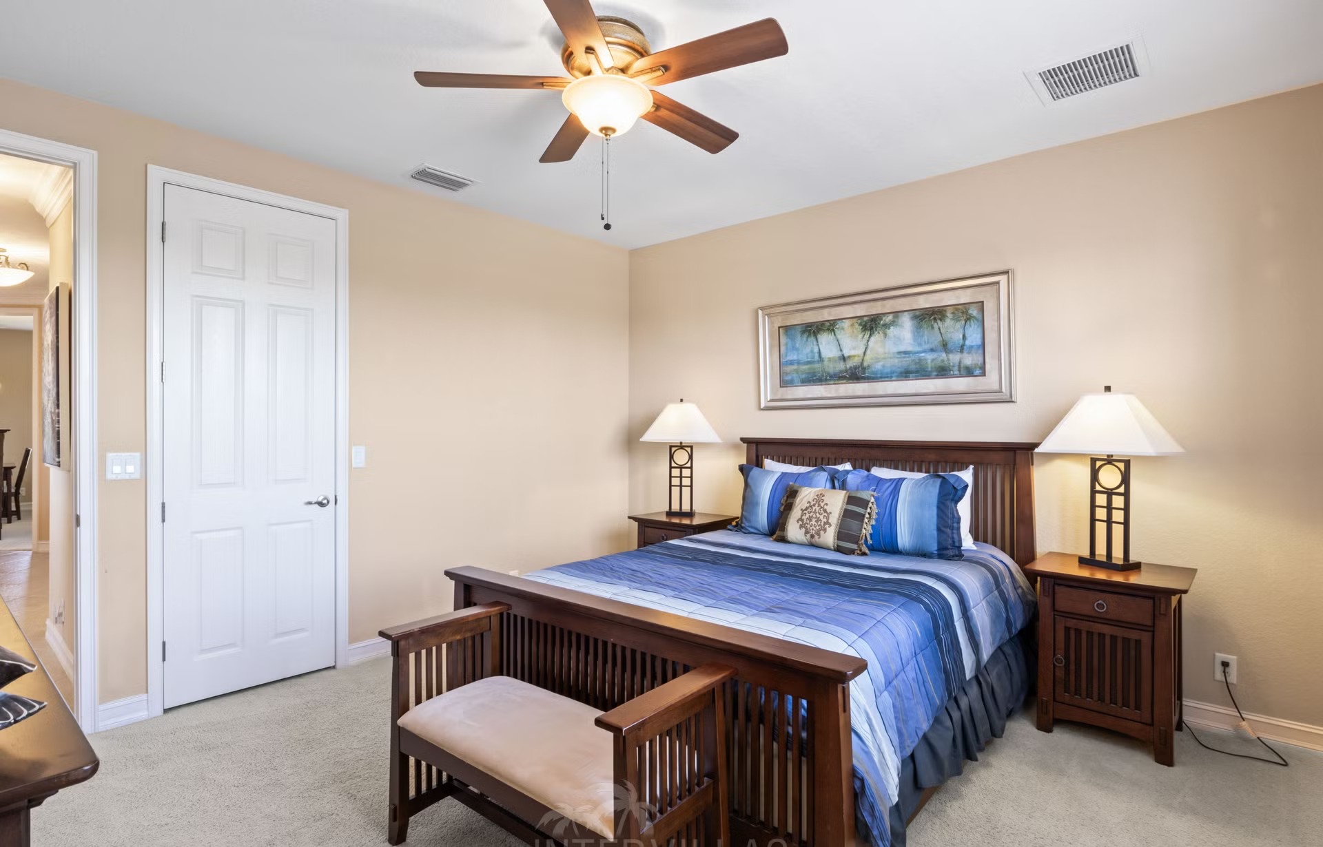 Infinity-Salzwasserpool mit Spa/Whirlpool und Seeblick im Außenbereich.